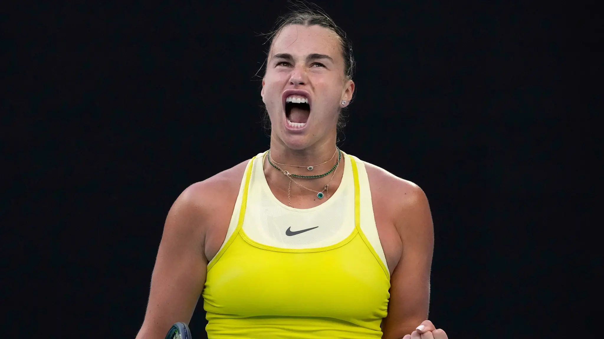 Bieloruská tenistka Arina Sabalenková reaguje vo štvrťfinále ženskej dvojhry (cropped)