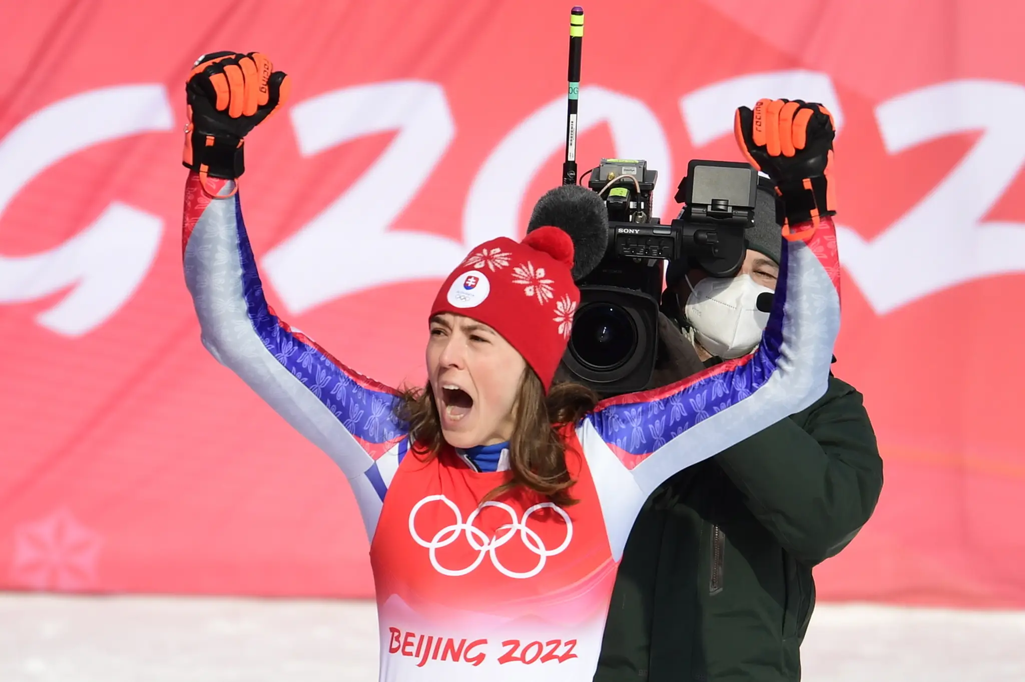 Slovenská lyžiarka Petra Vlhová oslavuje zlato v slalome na ZOH 2022.