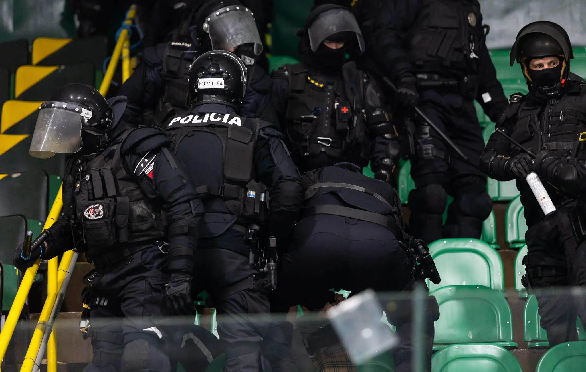 Na snímke zásah polície po zápase 45. kola hokejovej Tipos extraligy medzi DOXXbet Vlci Žilina - HK Nitra