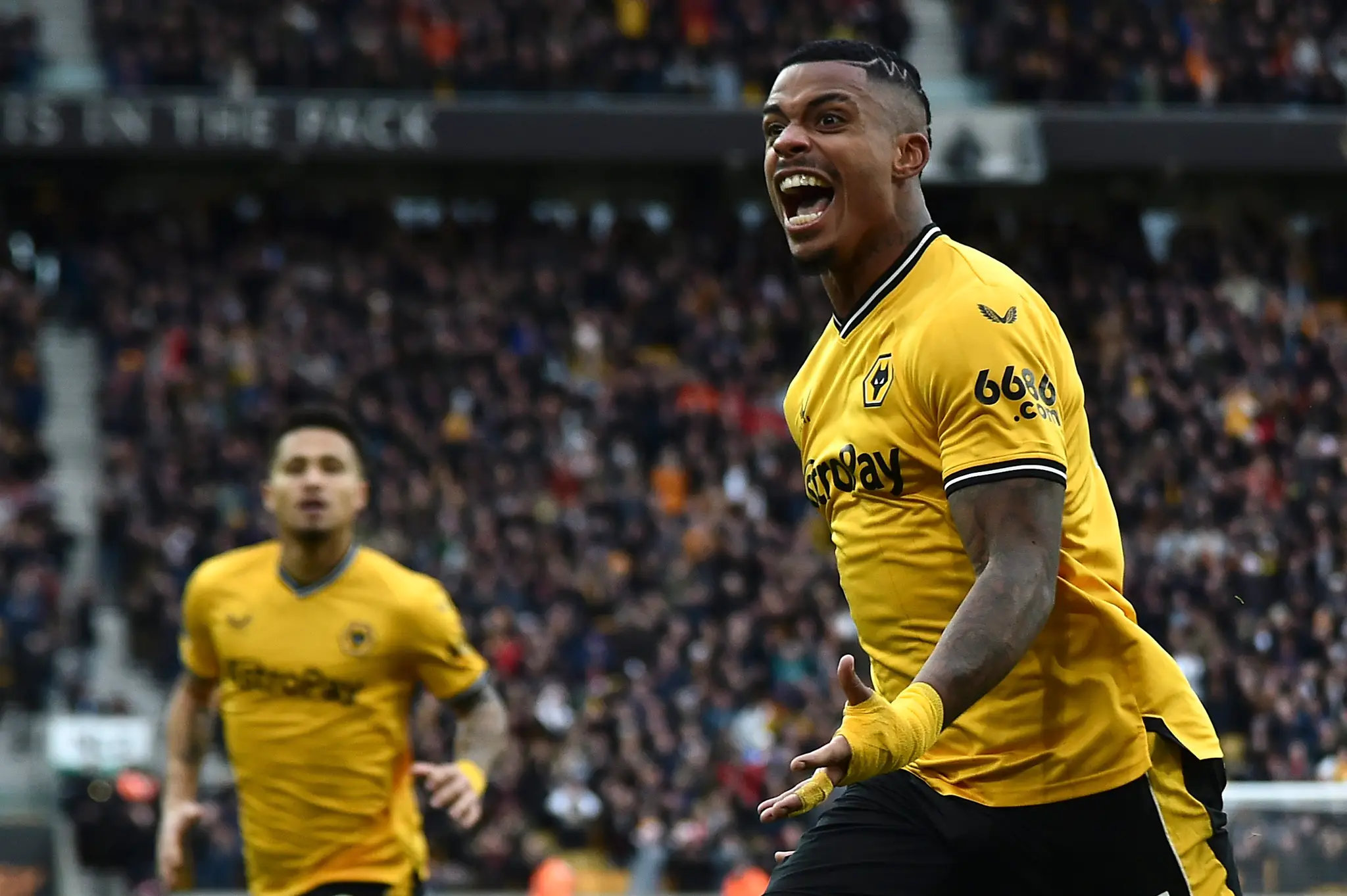 Mario Lemina z Wolverhamptonu oslavuje gól proti Chelsea.