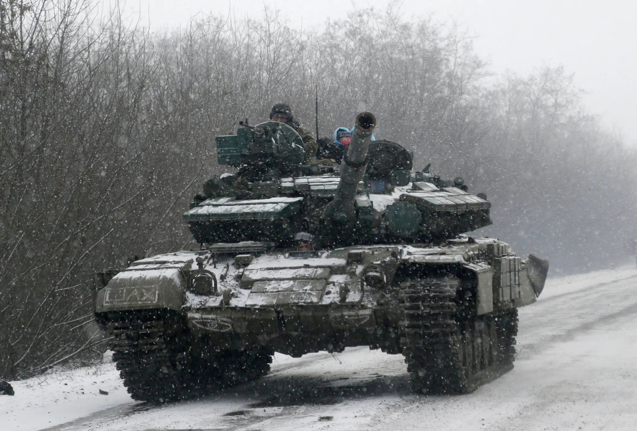 Ukrajinský tank prechádza po ceste medzi mestami Debaľcevo a Artemivsk.
