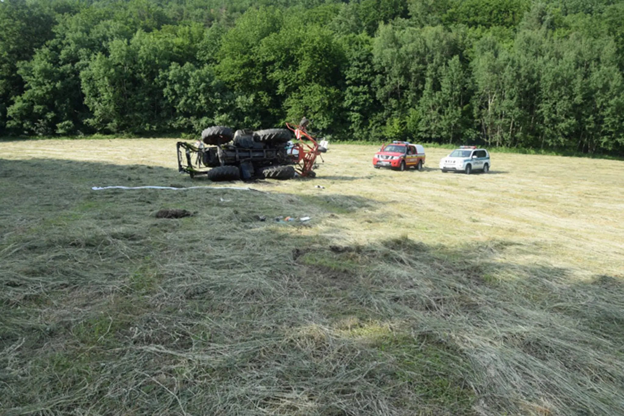 Prevrátený traktor na poli v katastri obce Cerová-Rozbehy, ktorý zabil 22-ročného mladíka.