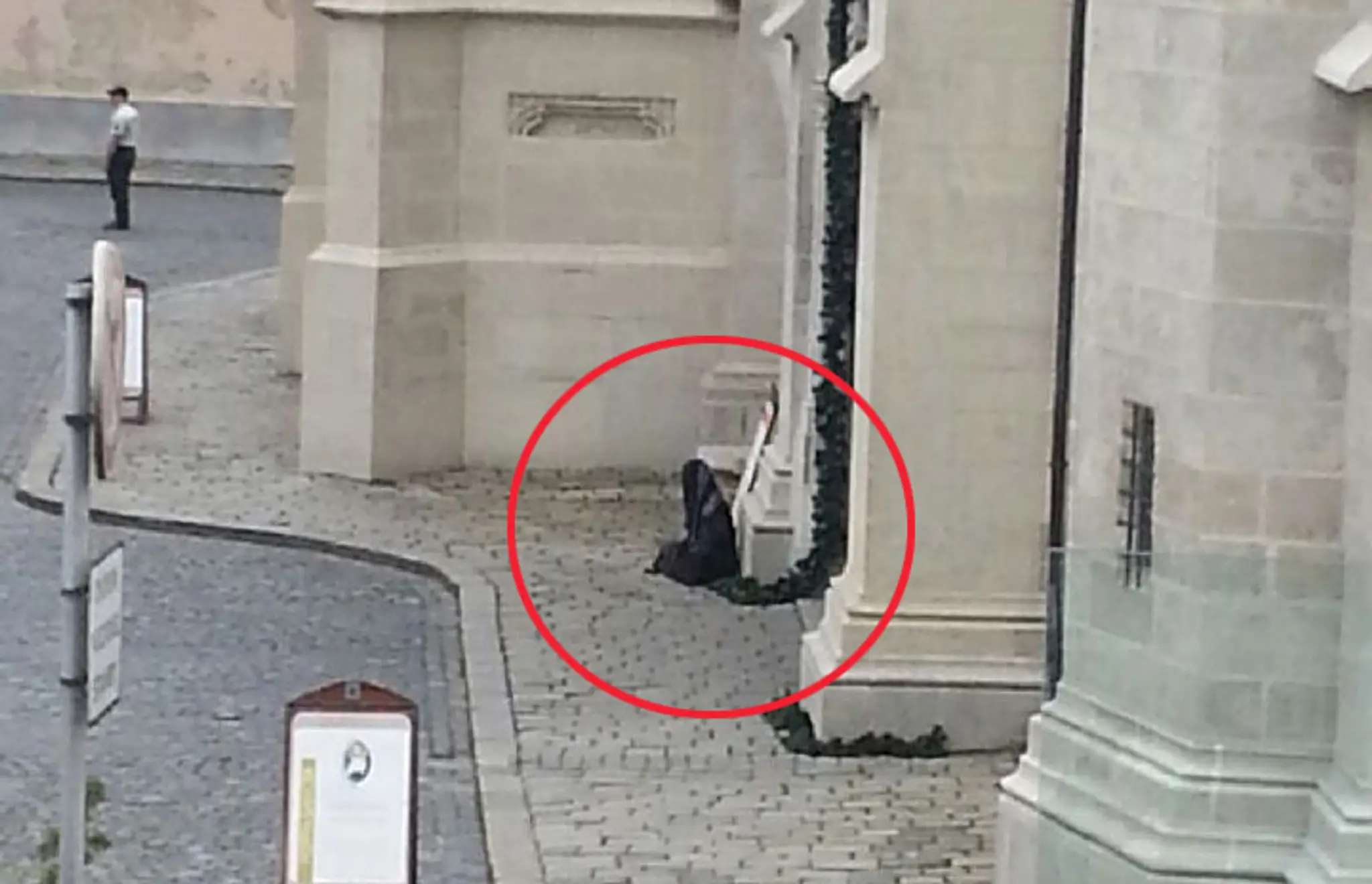Pri Dóme sv. Martina našli maketu moslimky so samopalom.