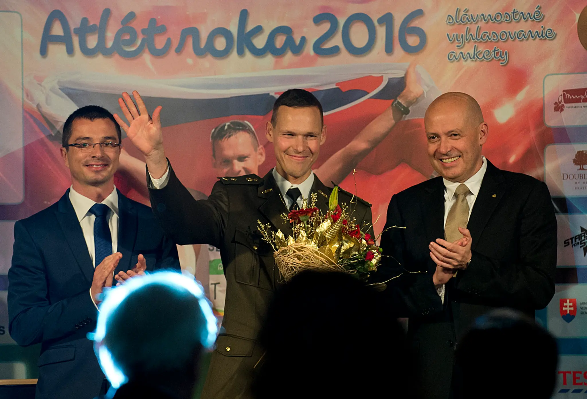Na snímke uprostred Atlét roka 2016 Matej Tóth..jpg