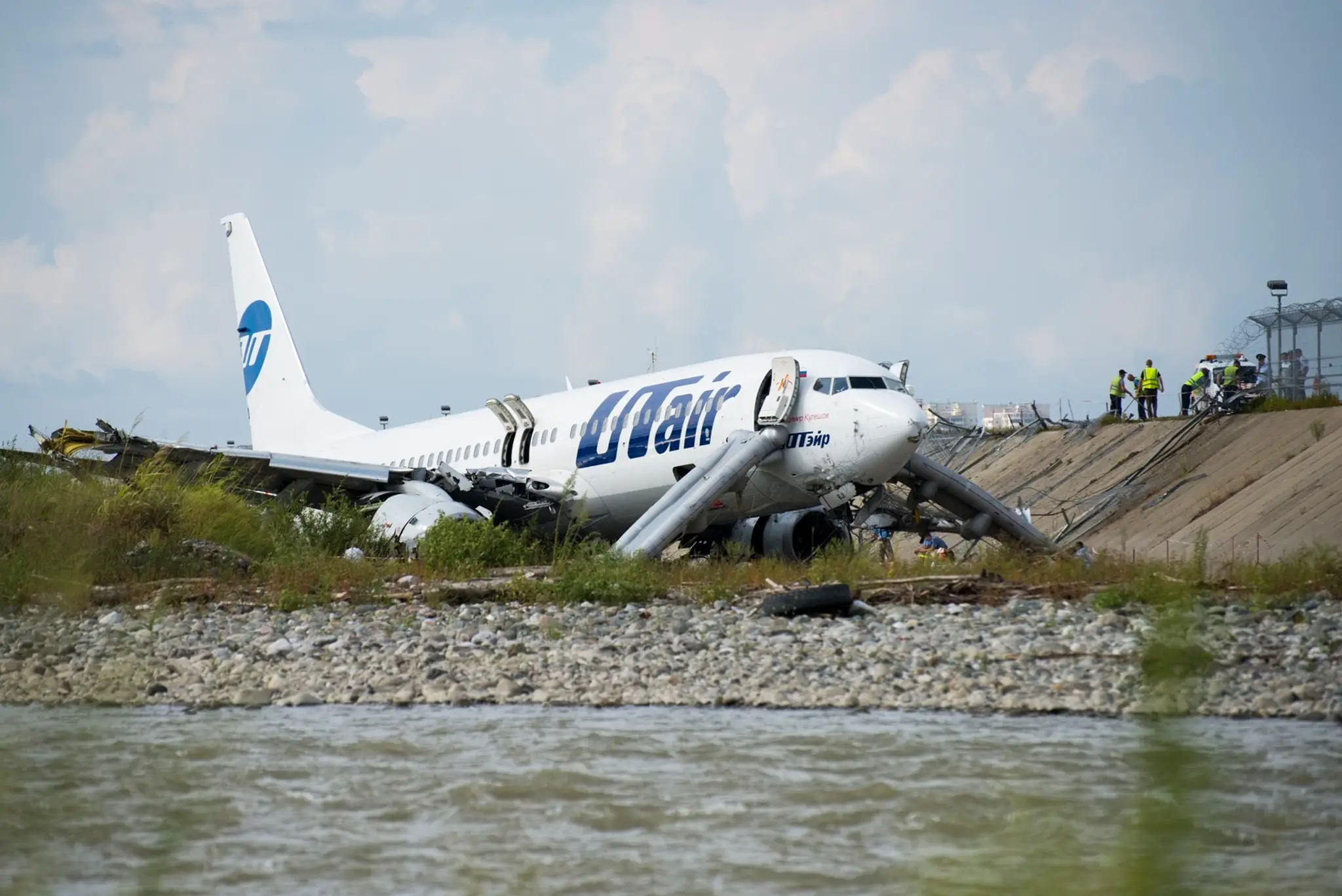 Boeing ruskej spoločnosti UTAir skĺzol z pristávacej dráhy a jeden z jeho motorov sa vznietil.