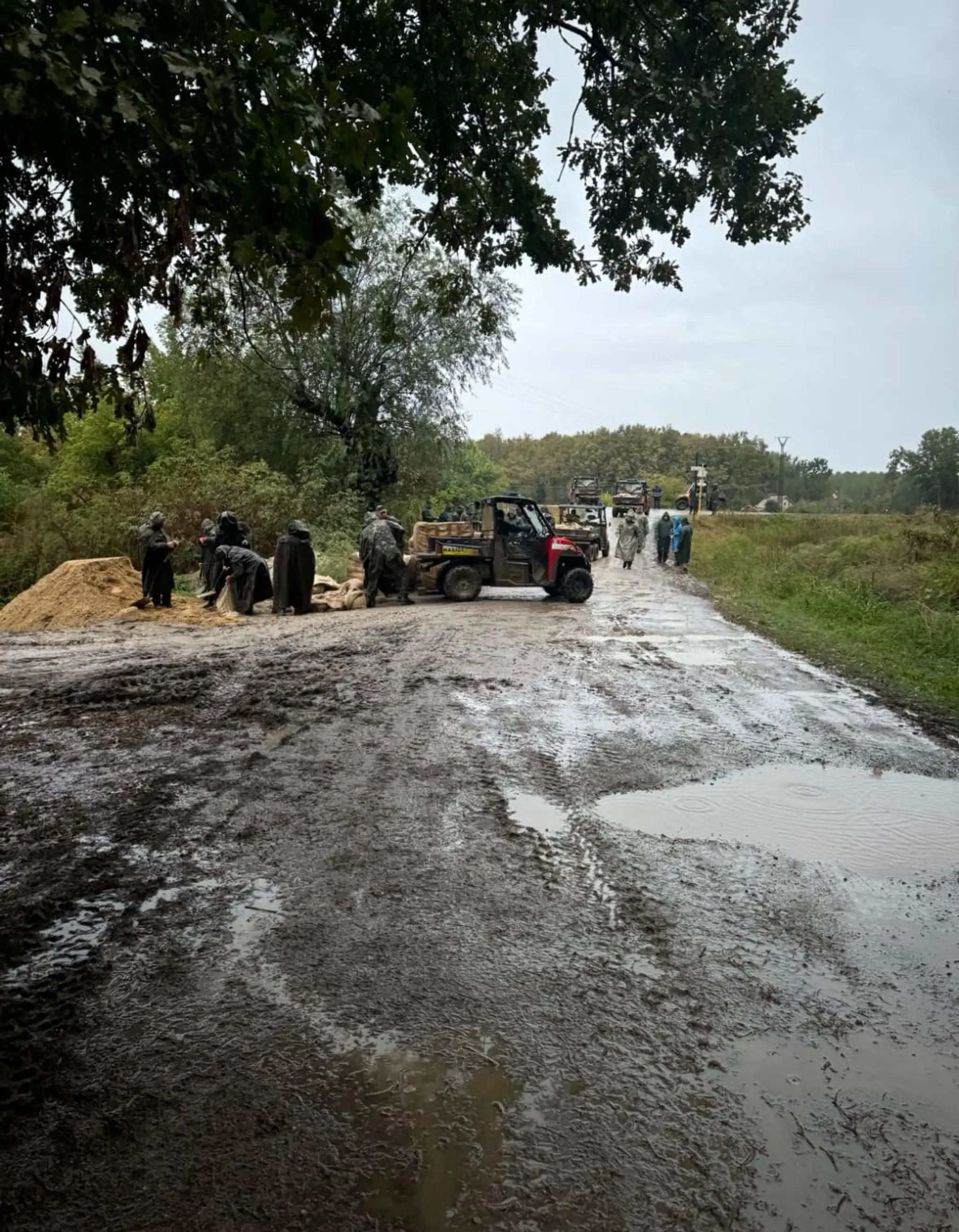 Stavanie protipovodňových zábran pri Morave.