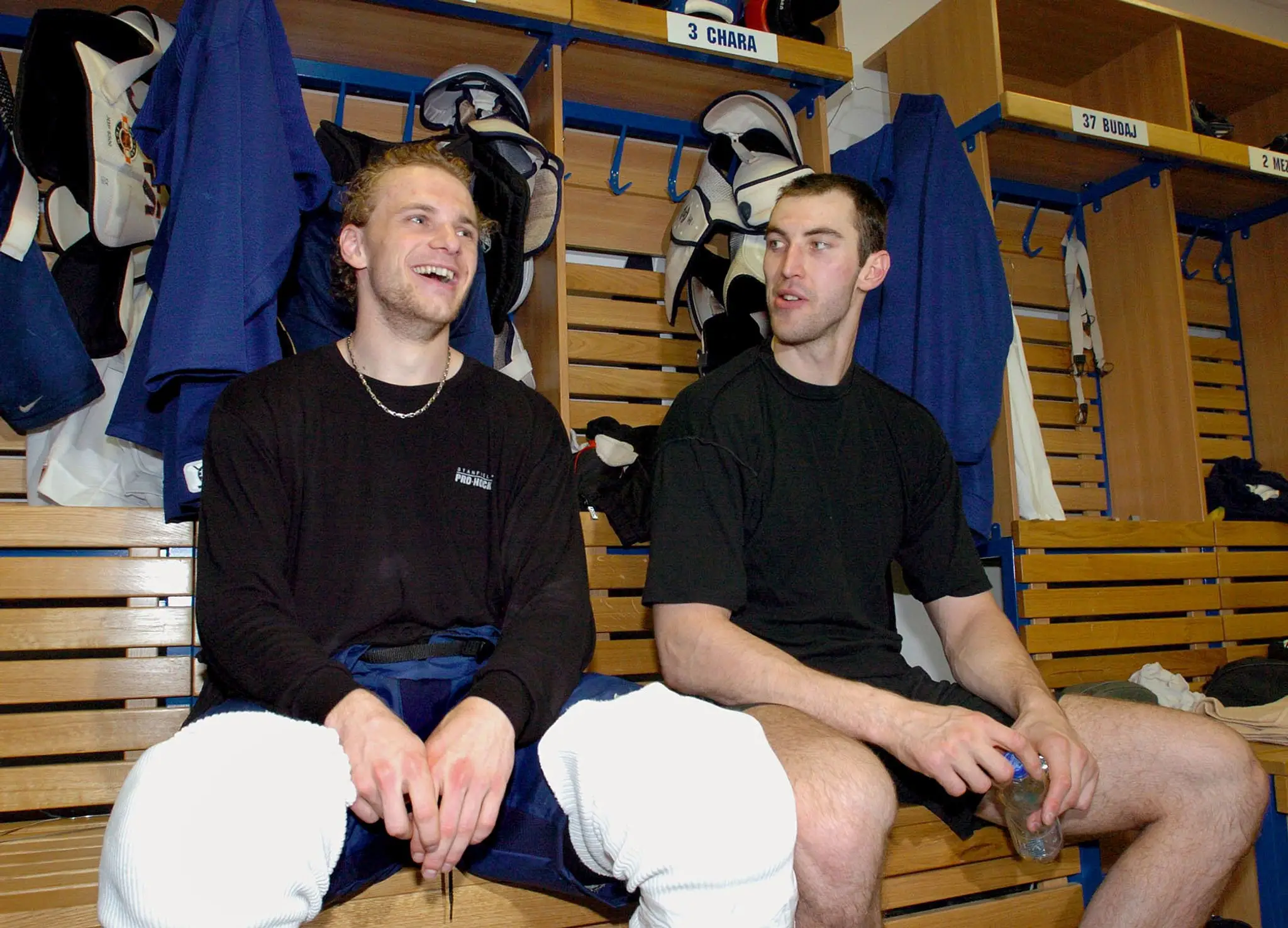 Sprava Zdeno Chára a Marián Gáborík v šatni počas MS 2004.