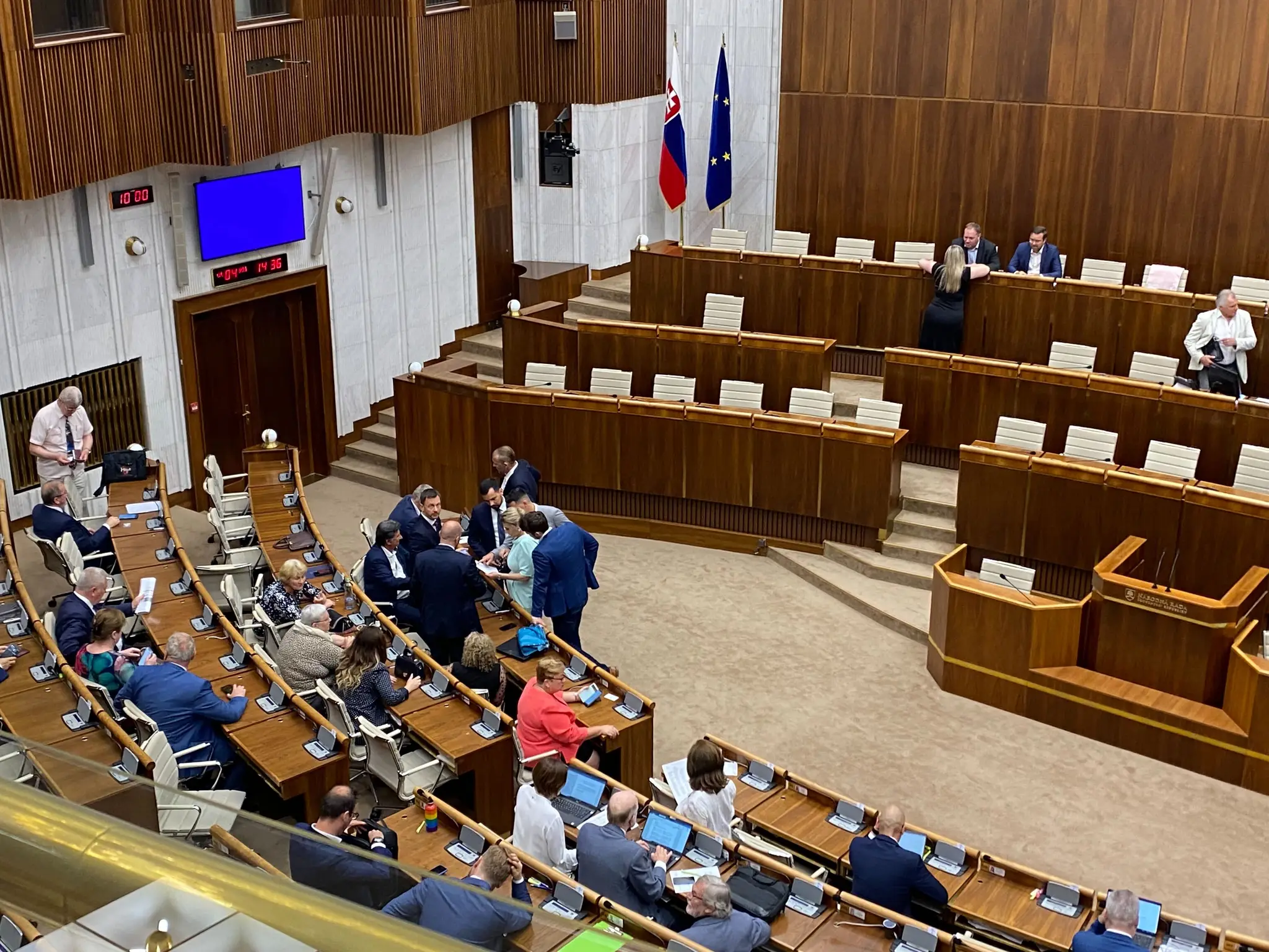Zástupcovia Demorkatov v pléne po neotvorení mimoriadnej schôdze