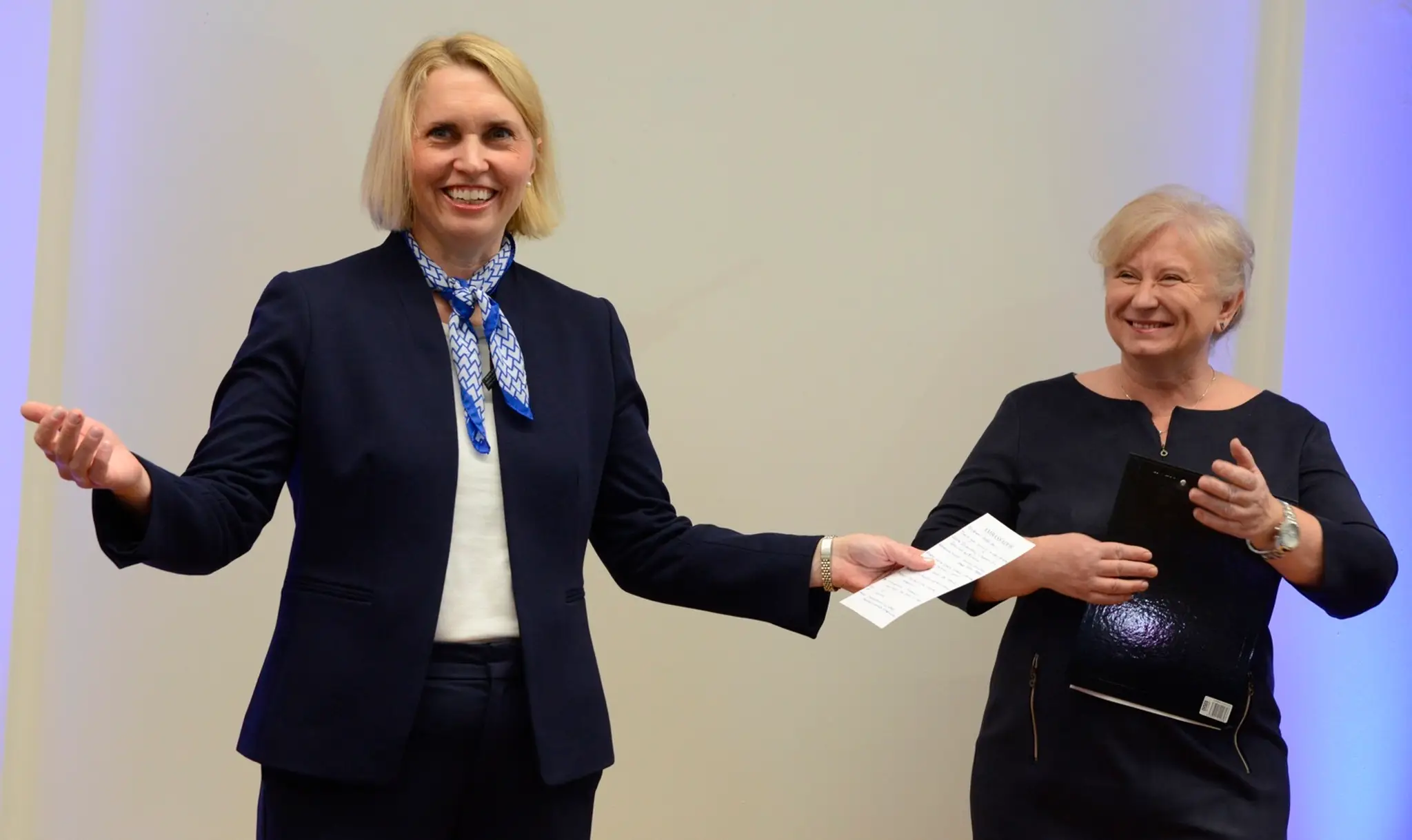 Americká veľvyslankyňa na Slovensku Bridget Brinková (vľavo) a riaditeľka Štátnej vedeckej knižnice v Košiciach Darina Kožuchová