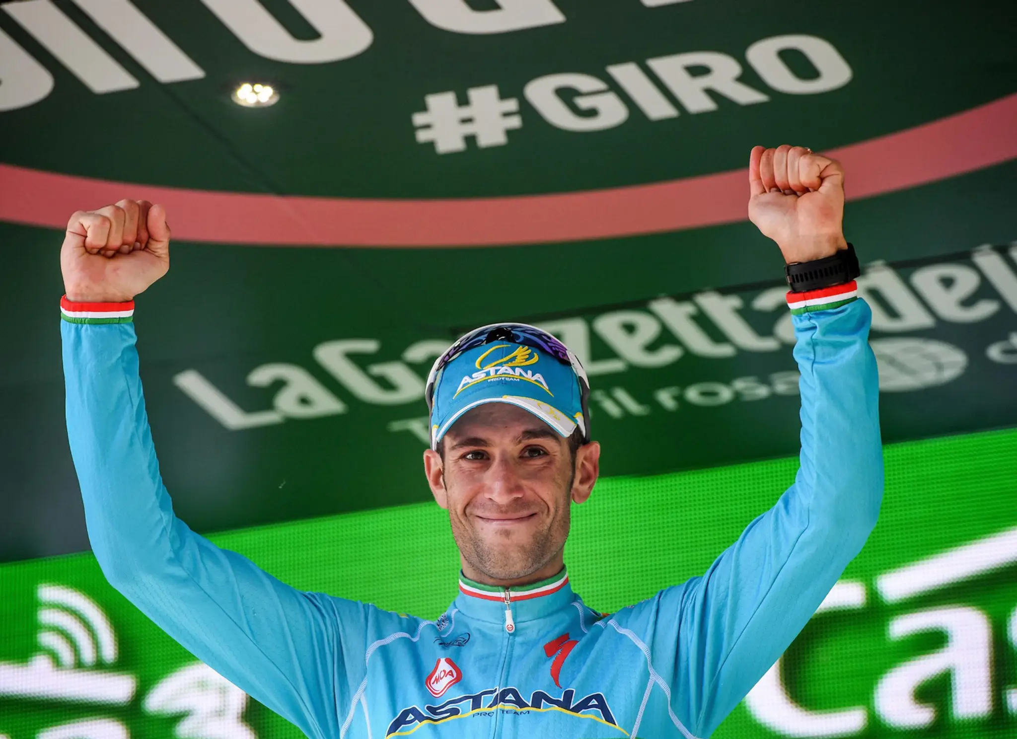 Talian Vincenzo Nibali z Astana oslavuje na pódiu víťaztvo v 19. etape 99. ročníka cyklistických pretekov Giro d'Italia