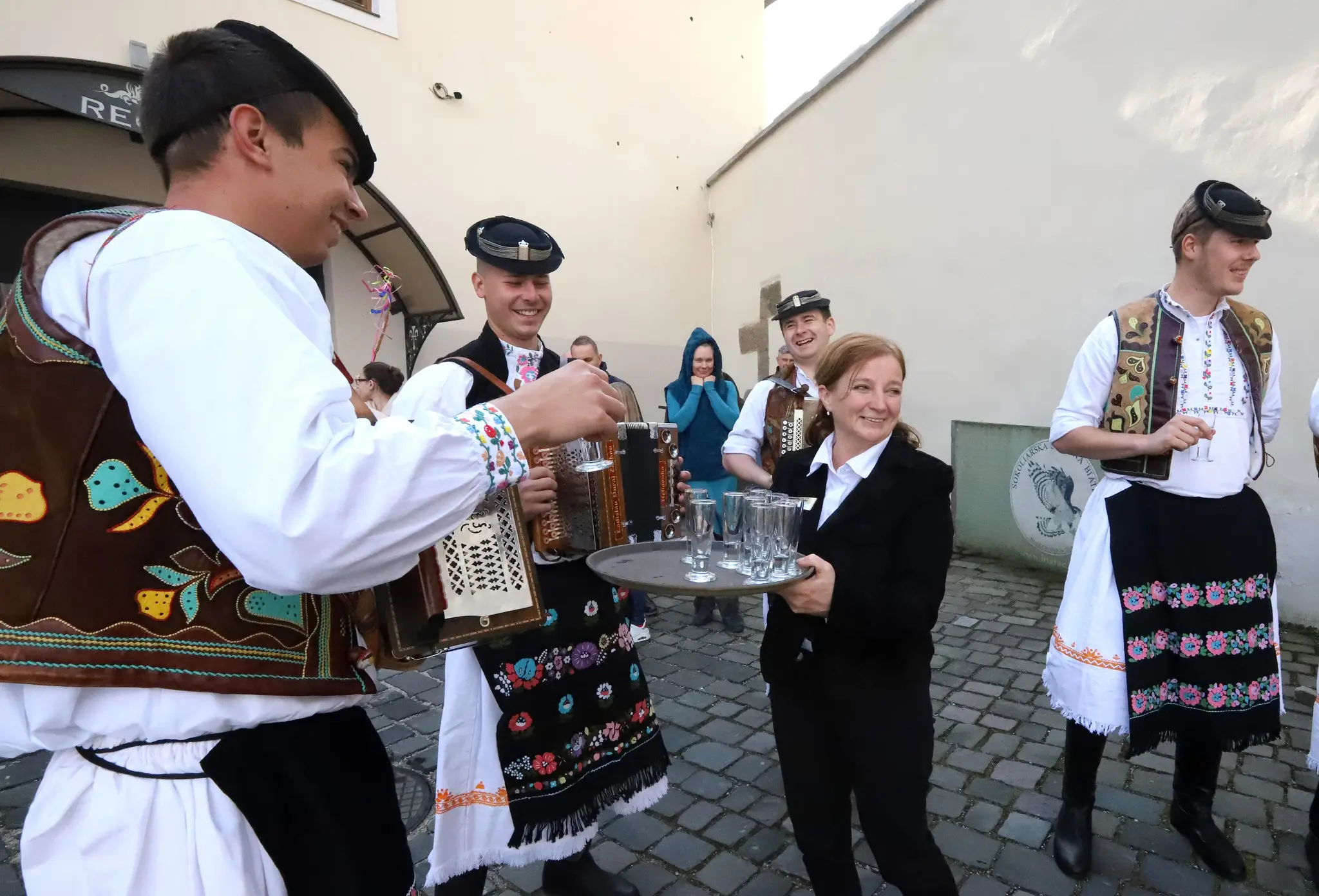 Členovia folklórneho súboru Podpoľanec z Detvy predvádzajú tradičnú veľkonočnú oblievačku na Vígľašskom zámku.