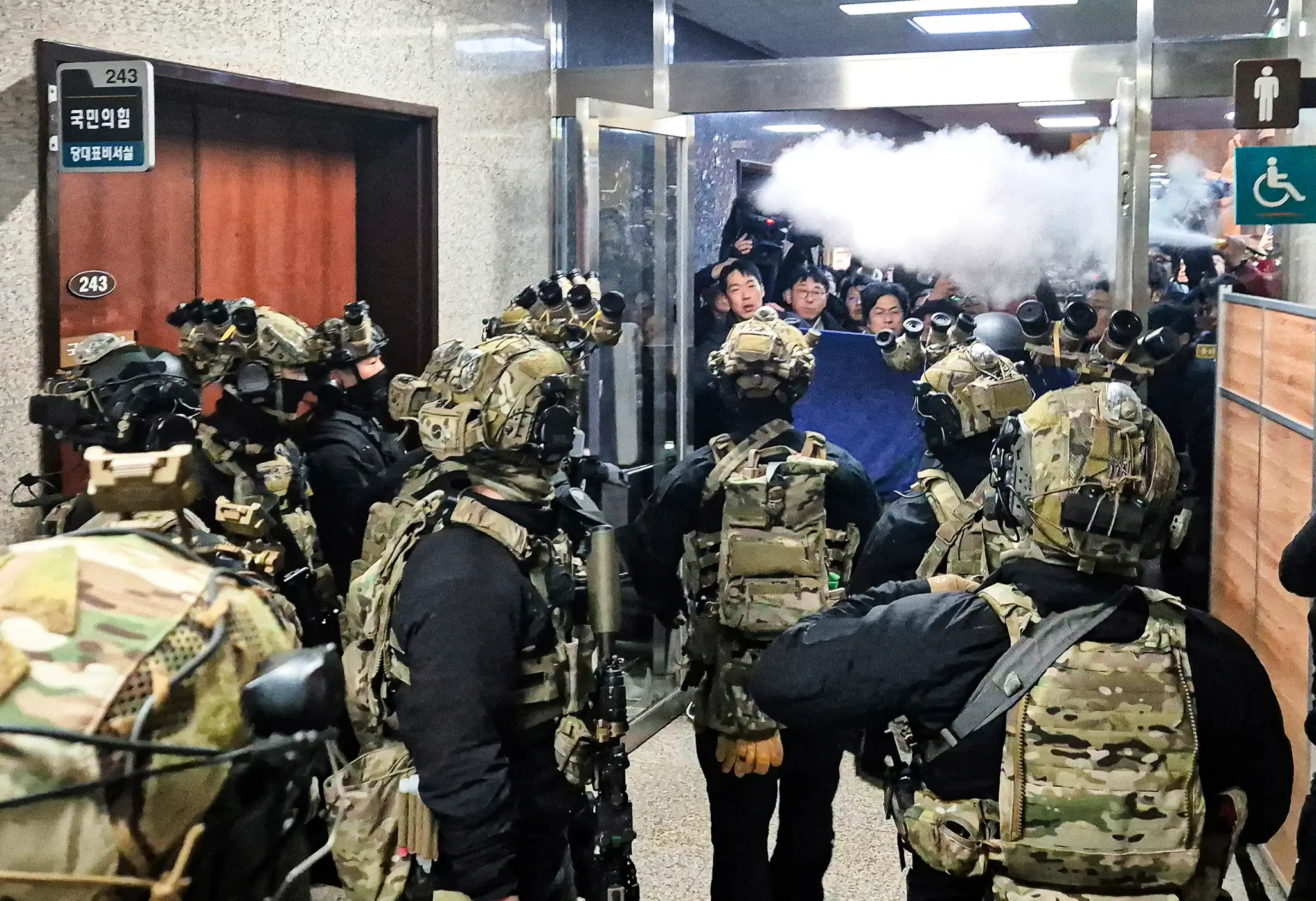 Na snímke jednotky juhokórejskej armády, ktoré vstúpili do areálu parlamentu a pokúsili sa vojsť do hlavnej budovy zákonodarného zboru.