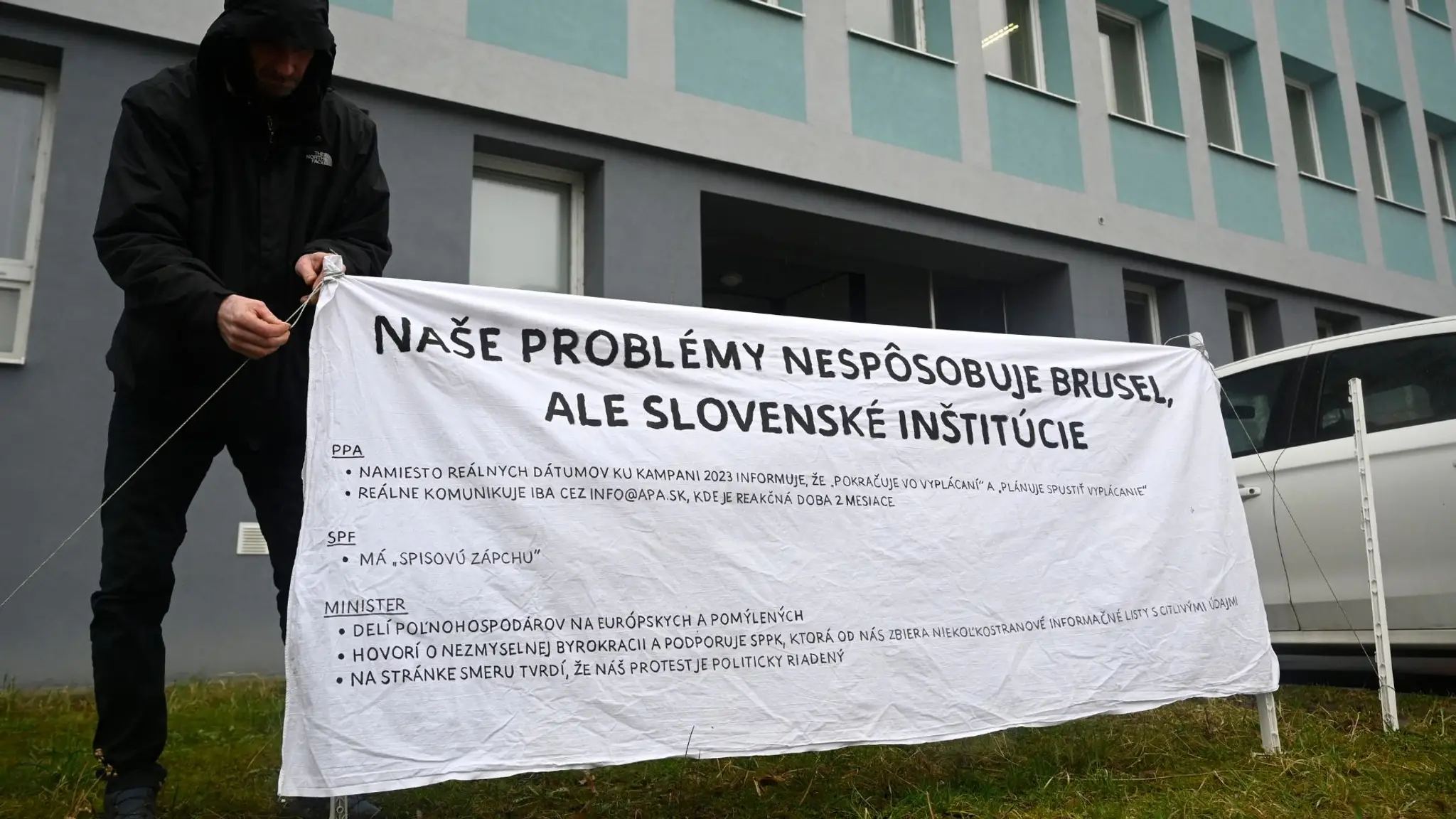 Slovenskí poľnohospodári protestujú.