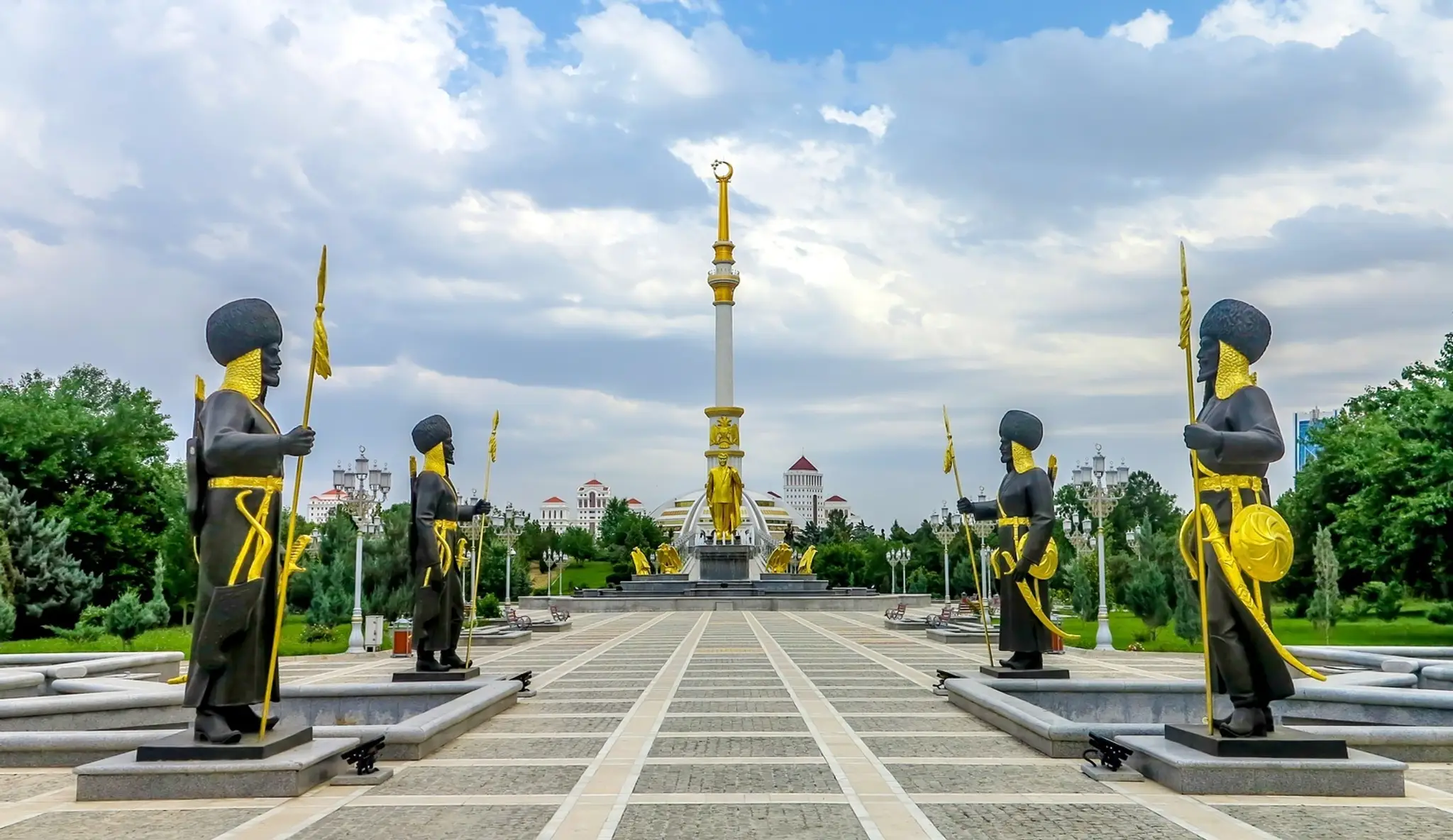 Monument nezávislosti v Ašchabade.