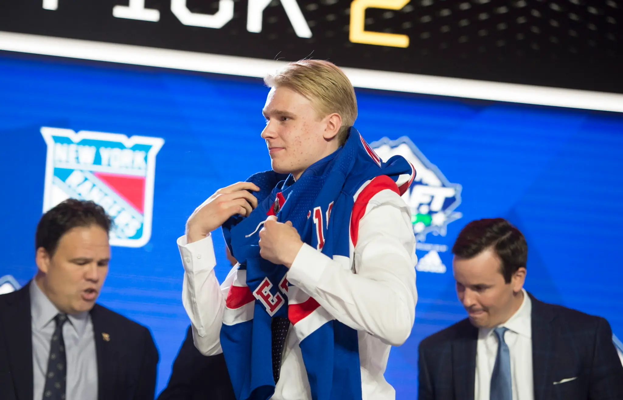 Jack Hughes počas NHL draftu 2019.