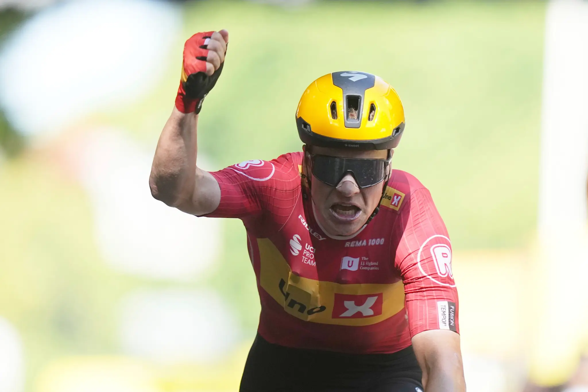 Jonas Abrahamsen oslavuje etapový triumf na Tour de France.