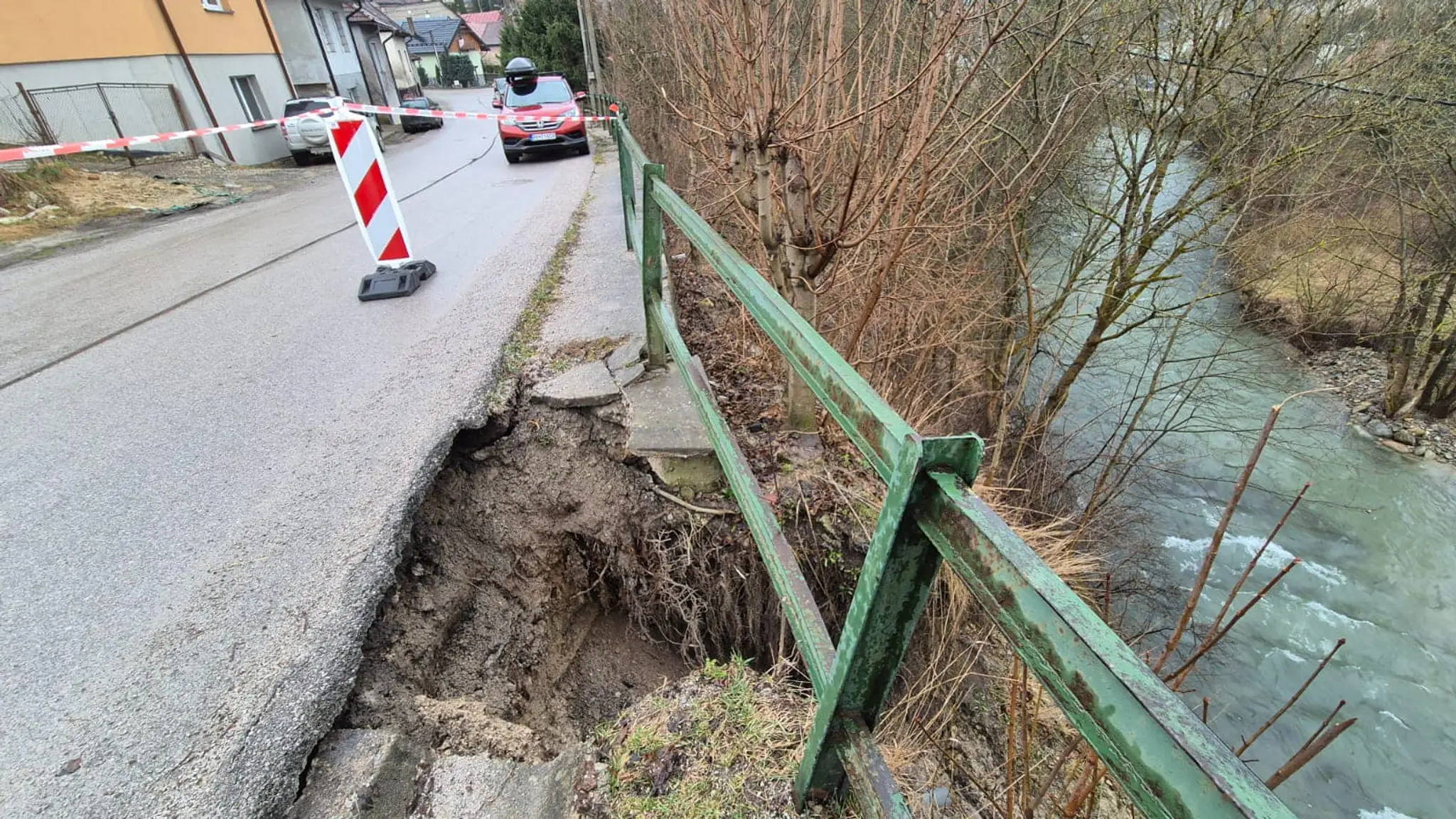 Pre zosuv pôdy v Ružomberku vyhlásili mimoriadnu situáciu.