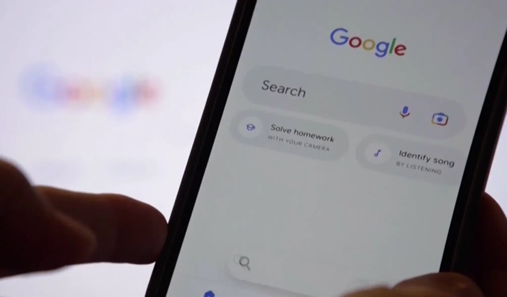 Na snímke telefón, ktorý má otvorený vyhľadávač Google.