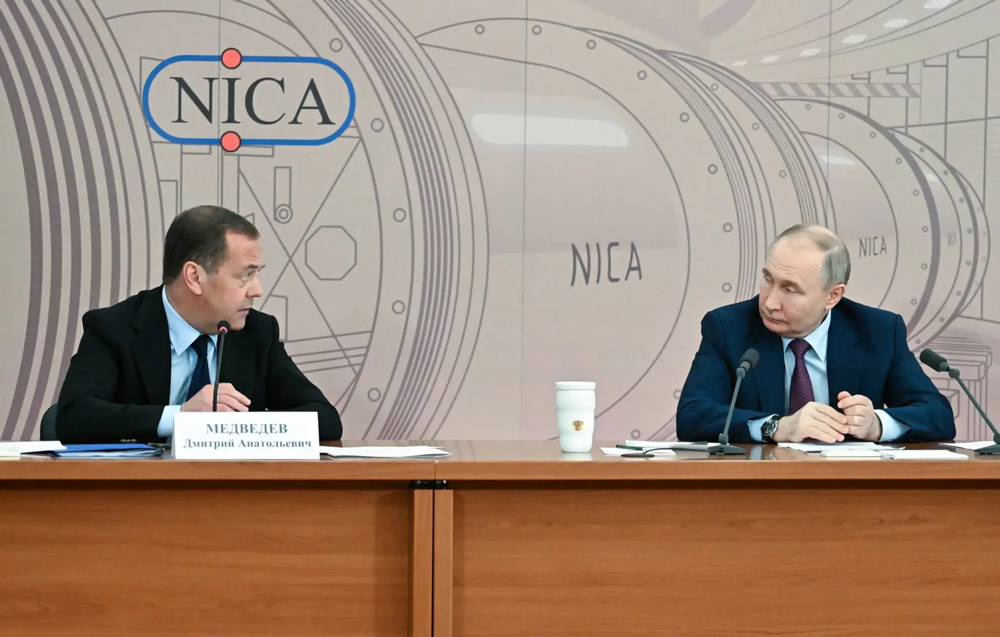 Podpredseda Rady bezpečnosti Ruskej federácie a bývalý ruský prezident Dmitrij Medvedev a súčasný ruský prezident Vladimir Putin.