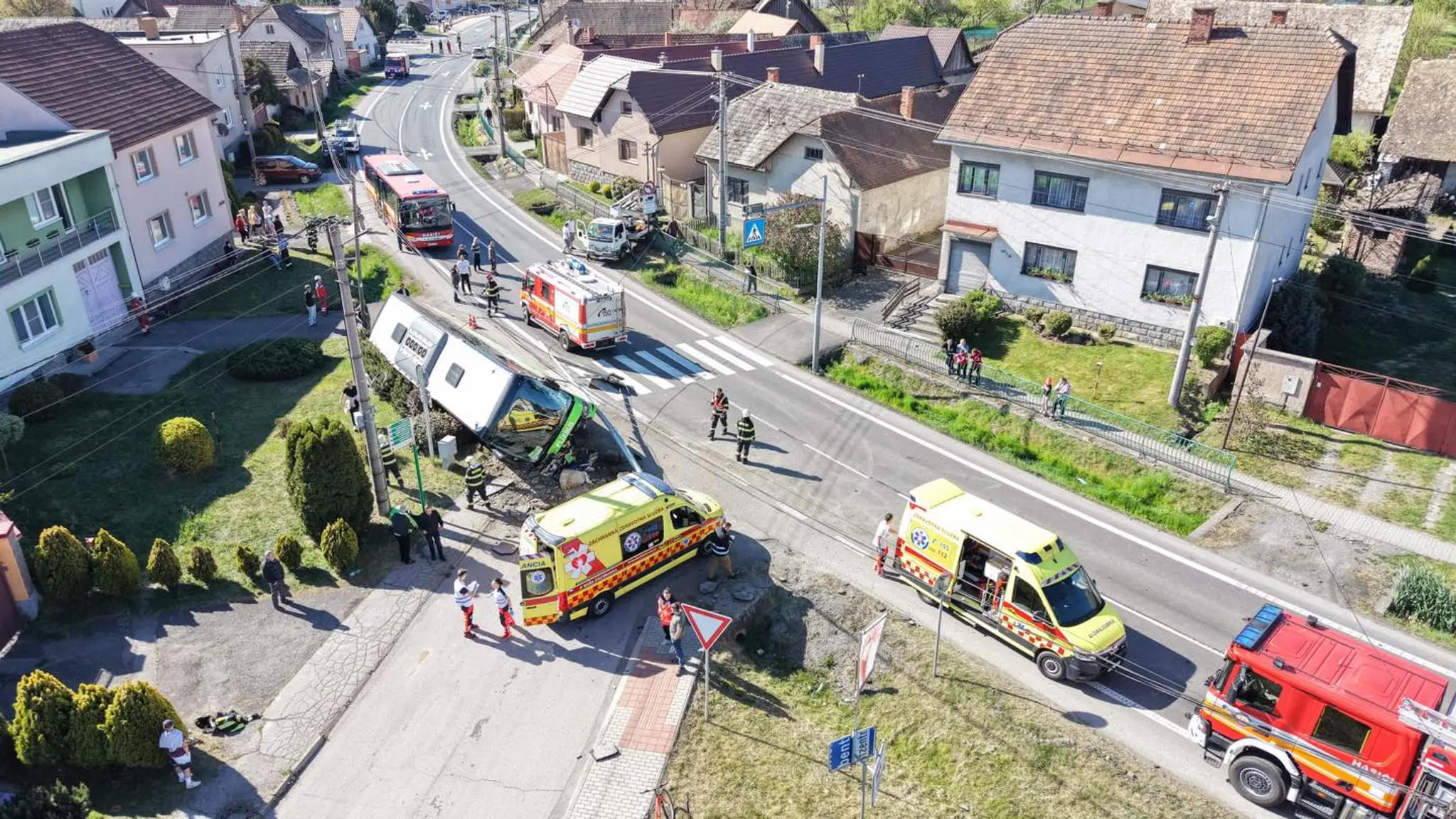 V obci Dobrá Niva havaroval autobus