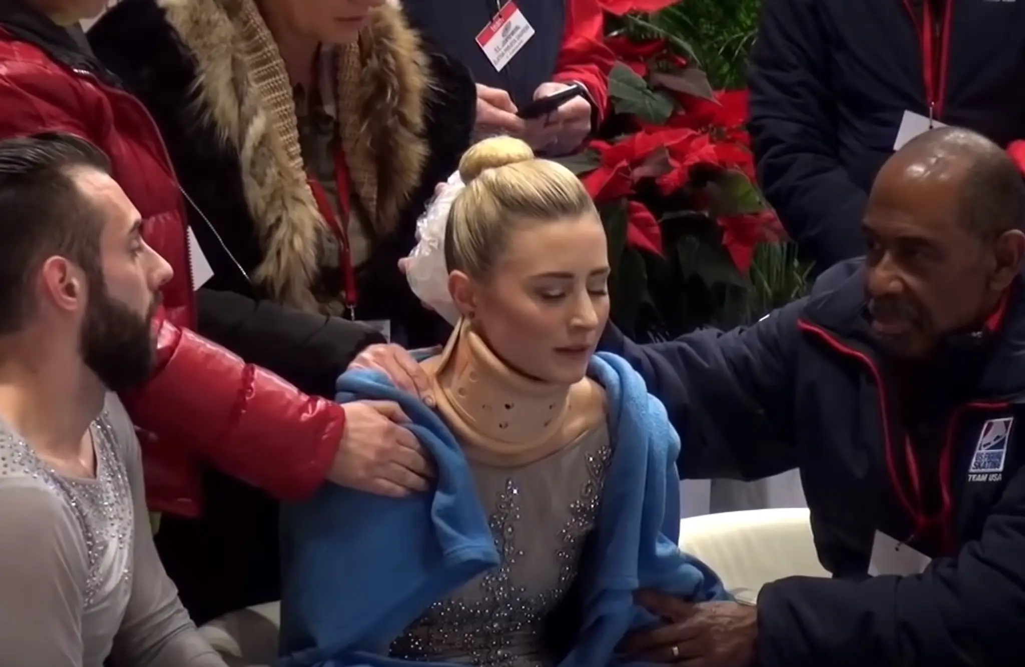 Krasokorčuliarka Ashley Cainová s fixačným golierom po svojej jazde.