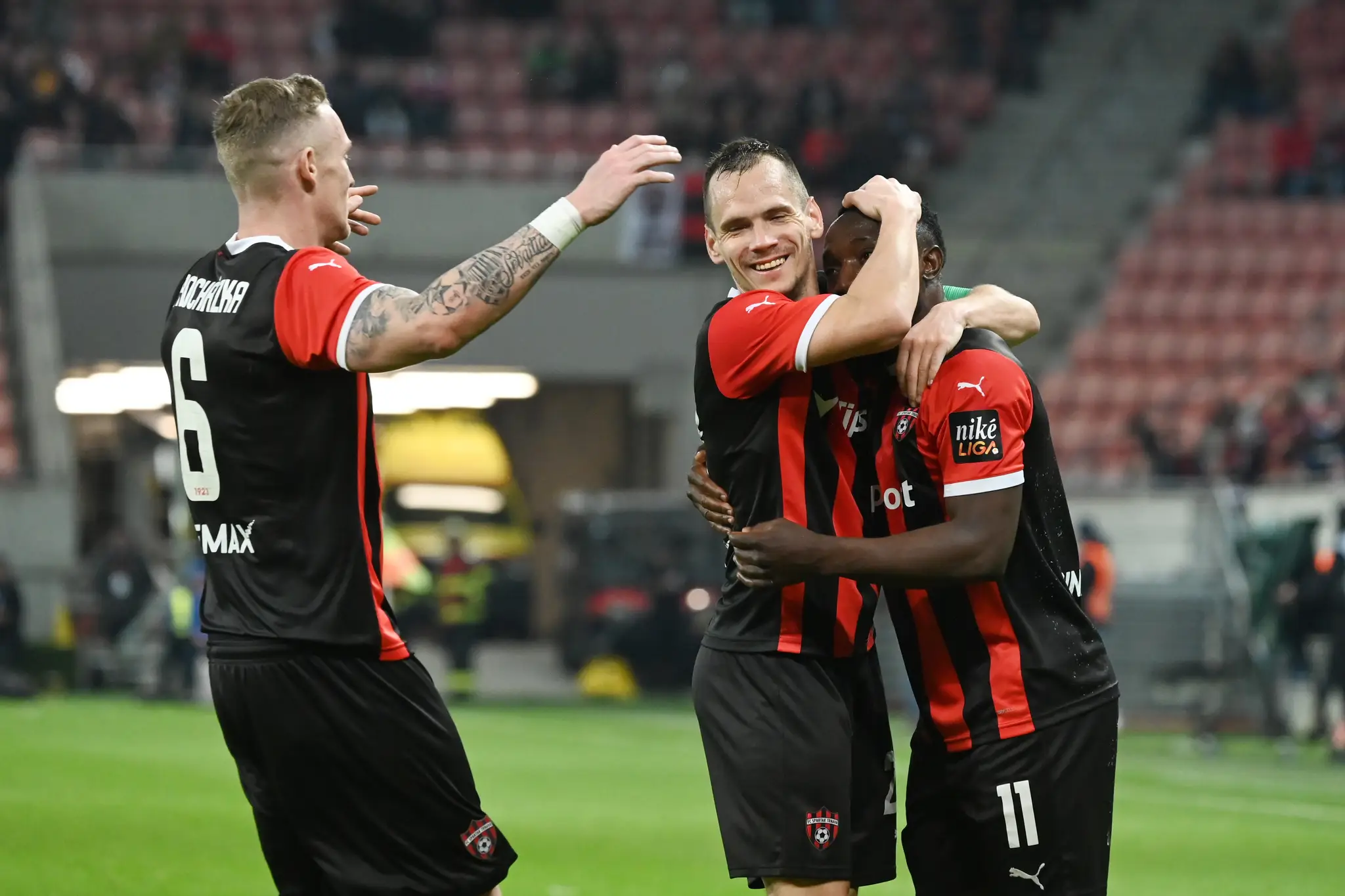Na snímke radosť futbalistov Spartaka po strelení gólu
