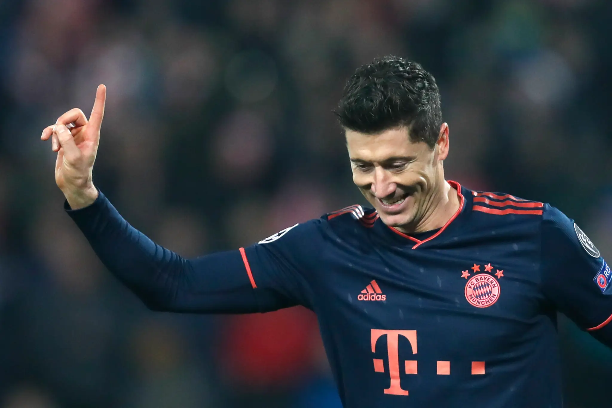 Sprava Robert Lewandowski a Benjamin Pavard z Bayernu Mníchov oslavujú gól v LM na pôde Crvenej zvezdy.