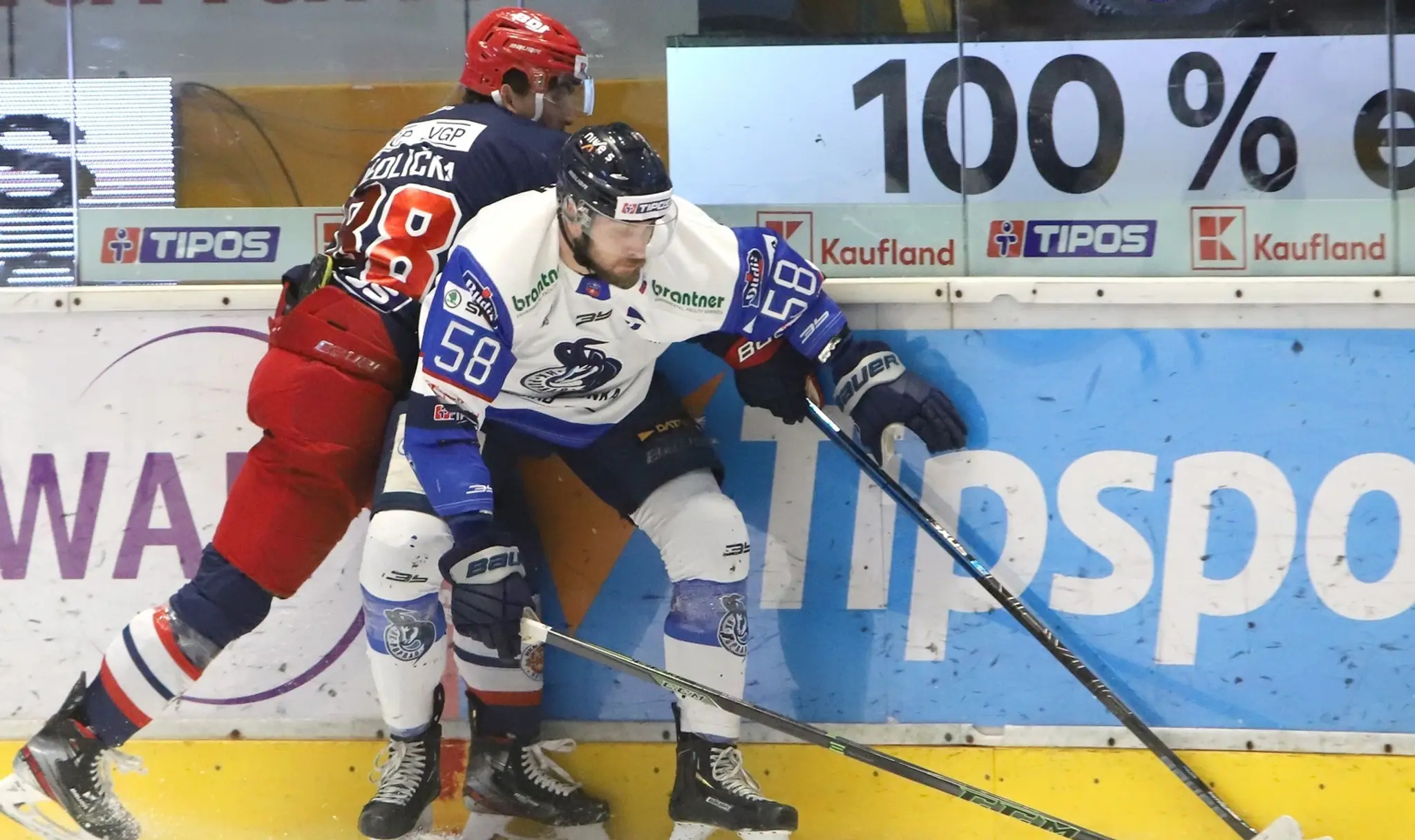 Na snímke zľava Maroš Jedlička (Zvolen) a Petr Ulrych (Poprad).