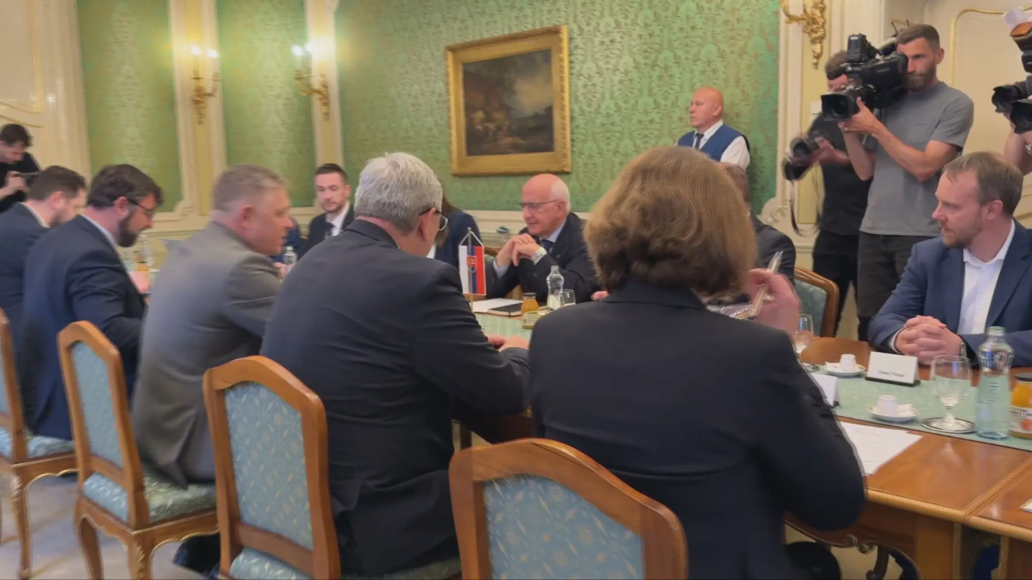 Jedna delegácia z europarlamentu strieda druhú.