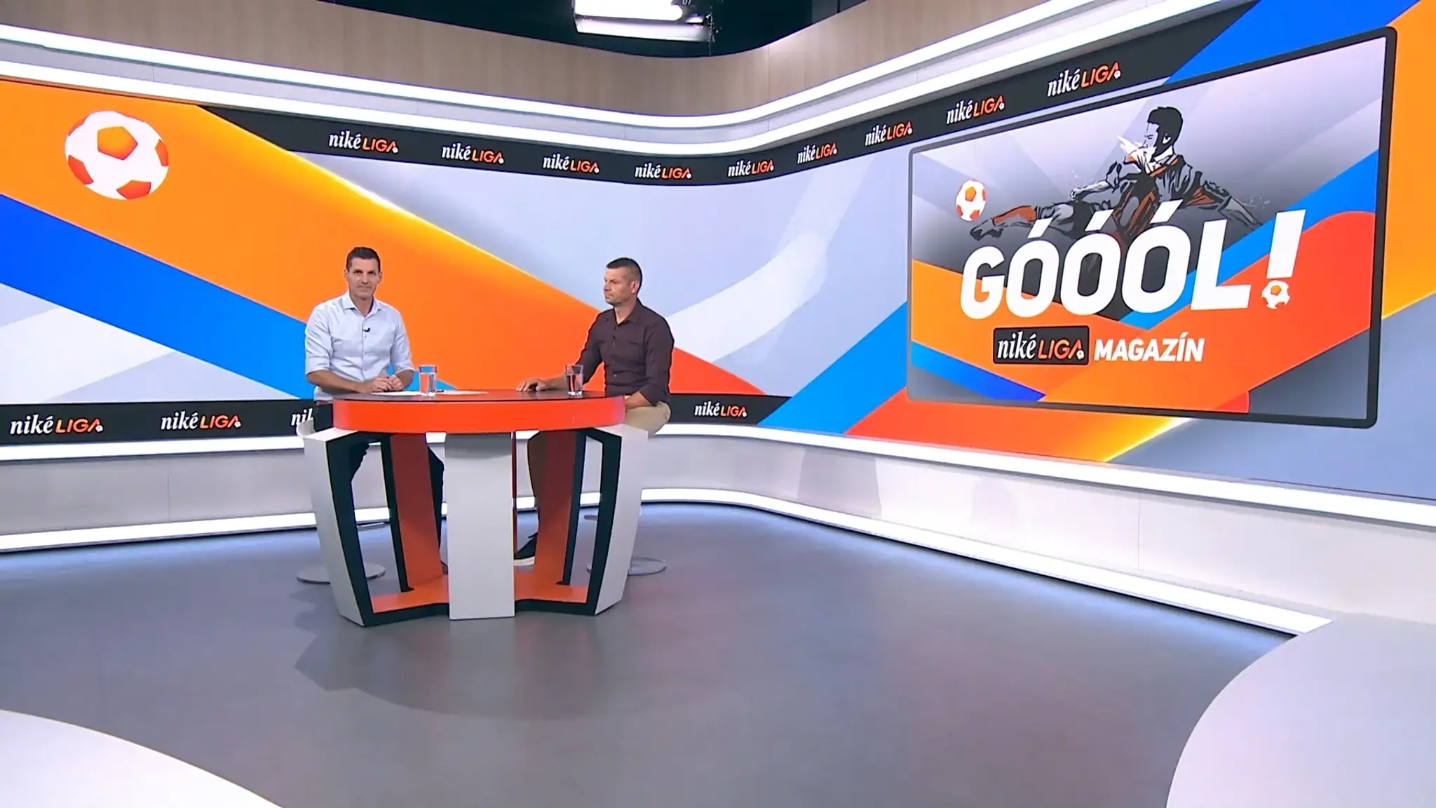 Moderátor Marián Tomčák a futbalový expert Stanislav Velický.