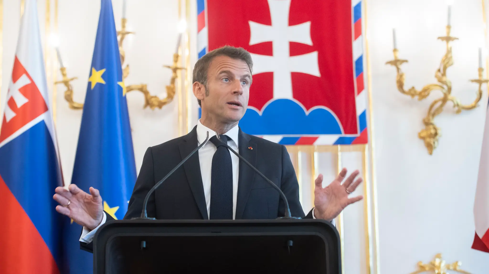 Na snímke francúzsky prezident Emannuel Macron počas tlačovej konferencie po rokovaní v Prezidentskom paláci v Bratislave.