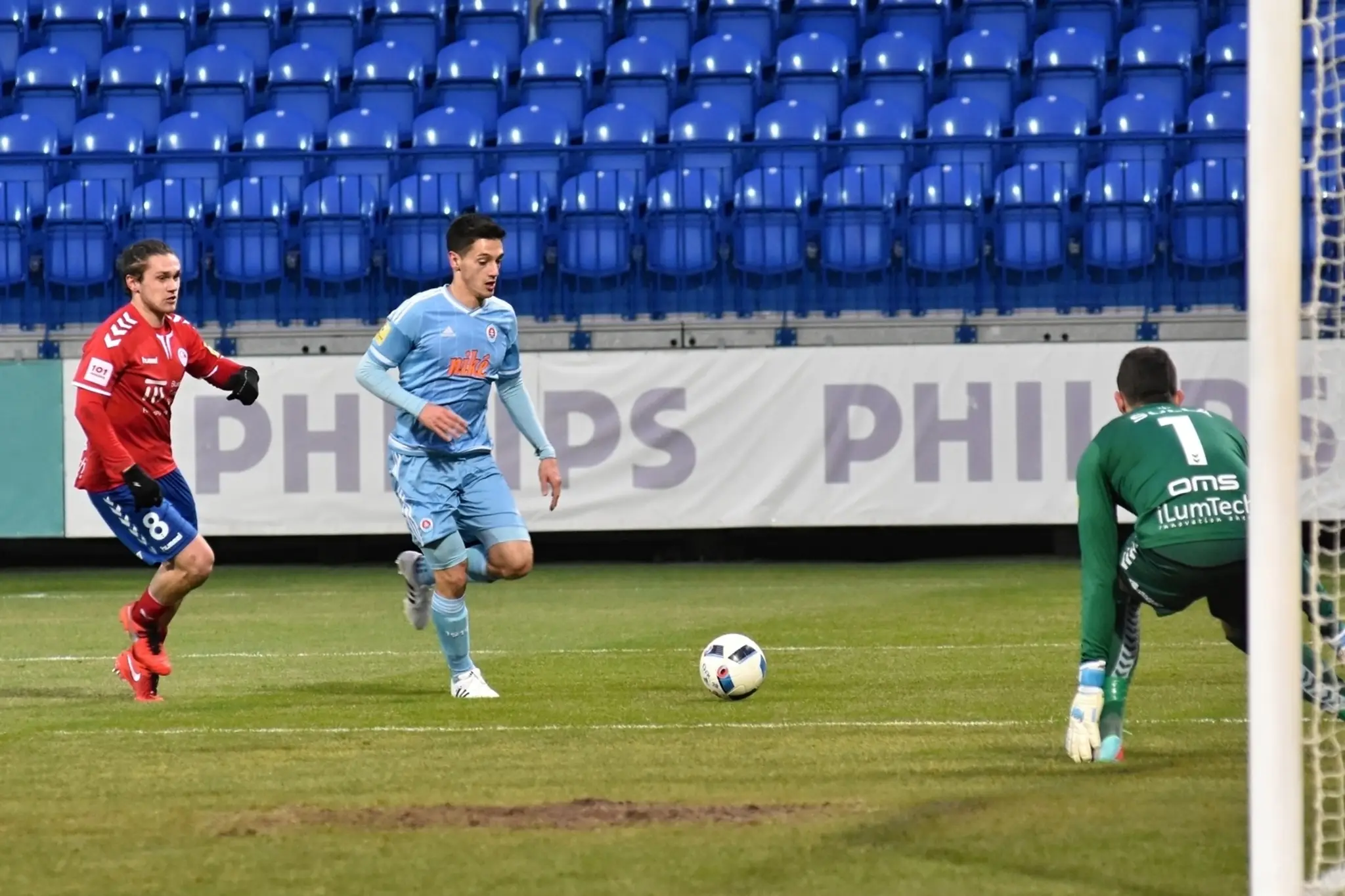 Vľavo hráč FK Senica Zoltán Kontár, uprostred s loptou Vukan Savičevič (ŠK Slovan ) a senický brankár Michal Šulla.