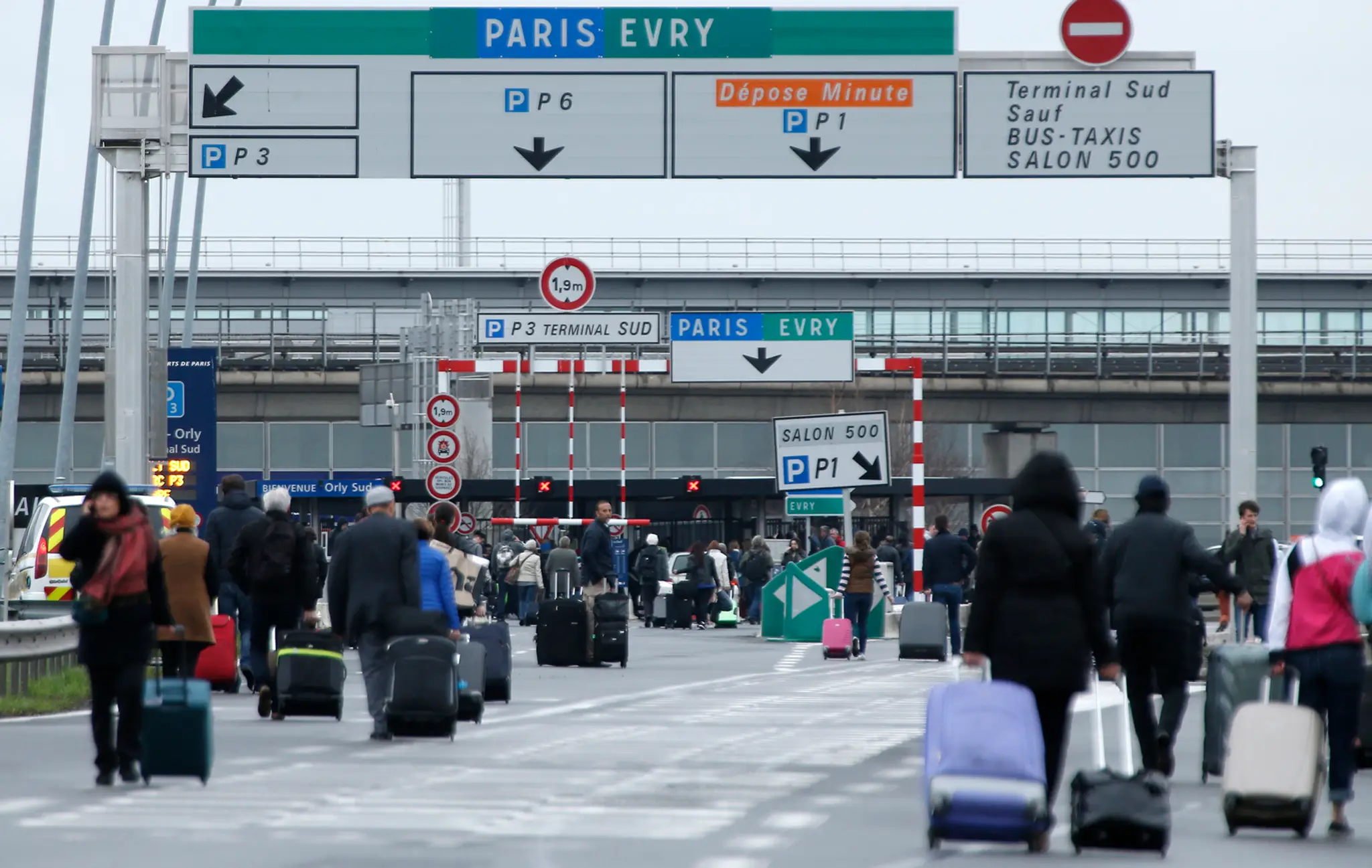 Evakuovaní cestujúci z letiska Orly