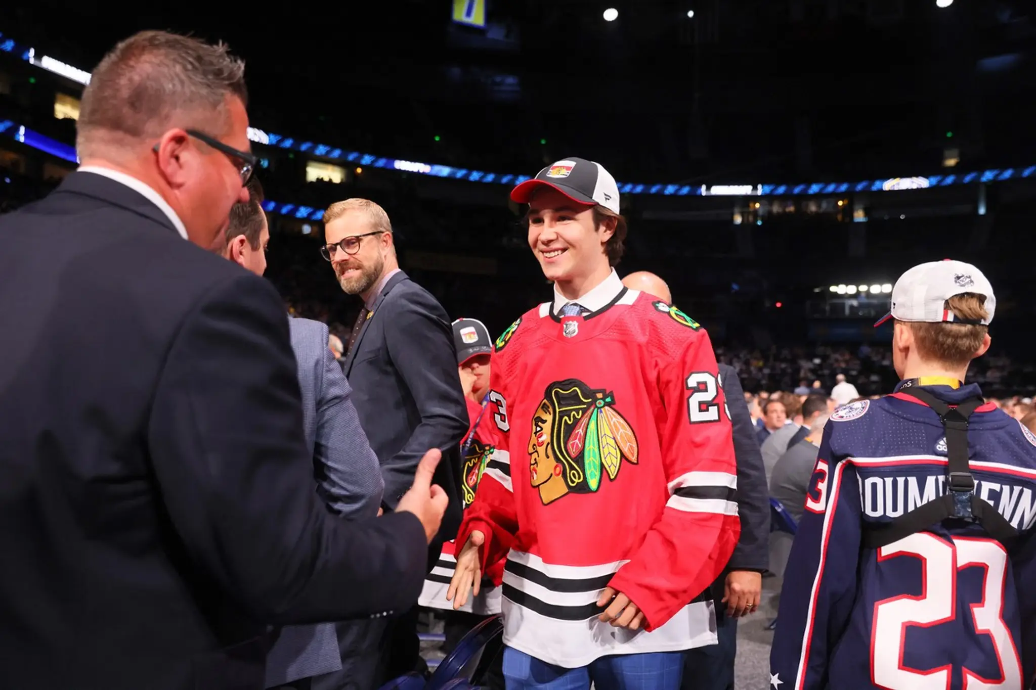 Martin Mišiak v drese Chicaga na NHL drafte 2023.