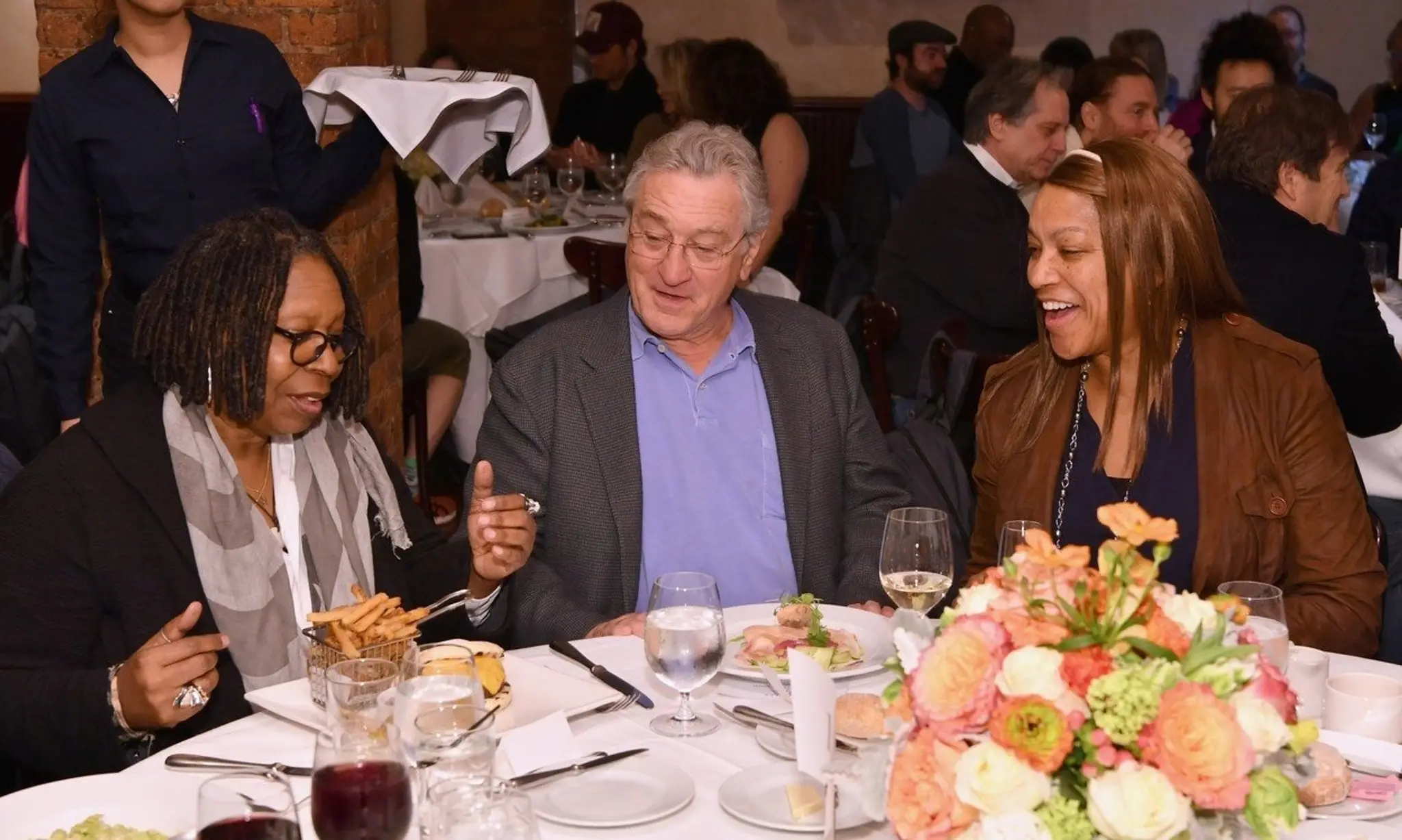 Whoopi Goldberg, Robert De Niro a Grace Hightower v reštaurácii Tribeca Grill.