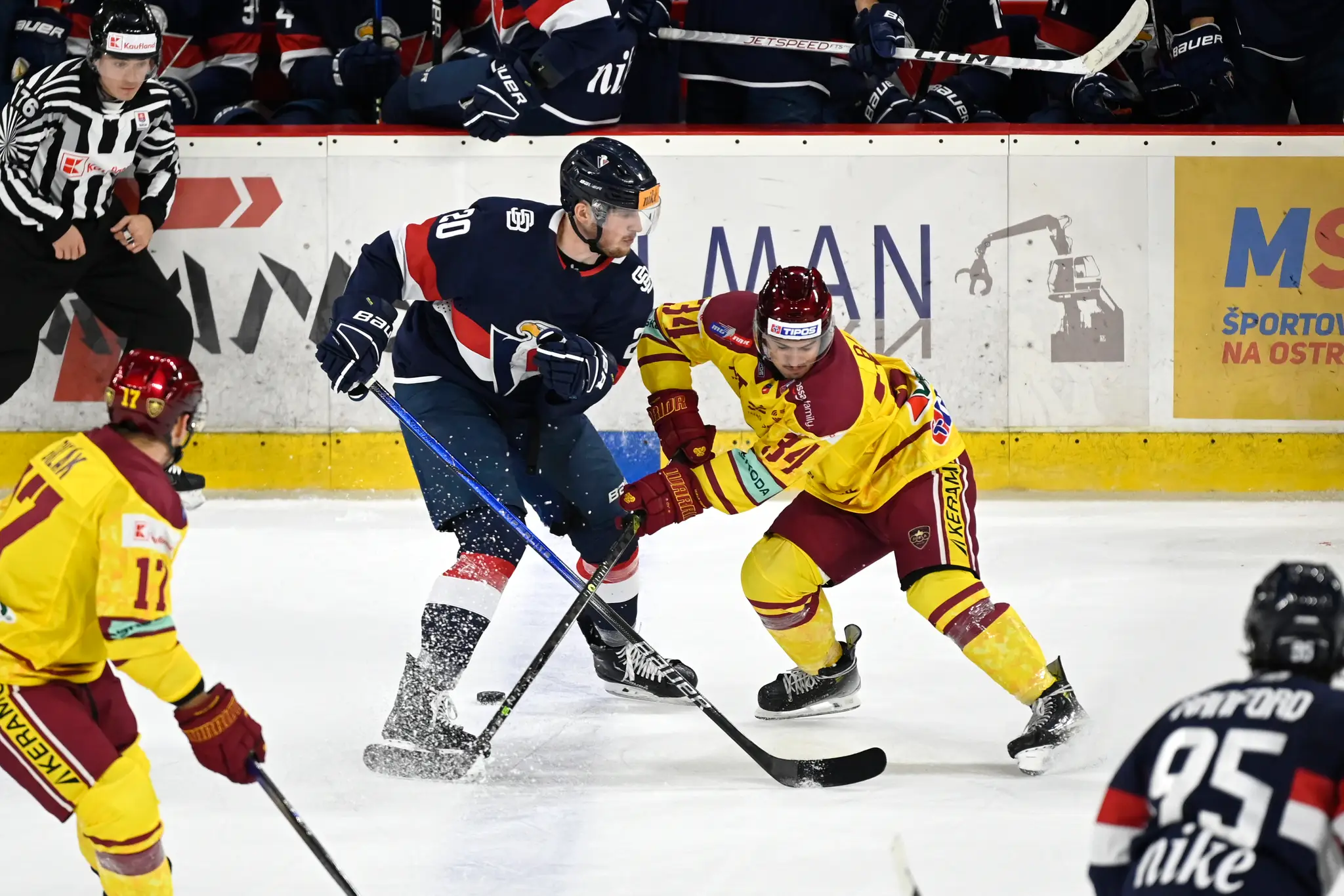Matej Giľák, Jakub Minárik, Jozef Baláž a Brendan Ranford v zápase 17. kola Tipos extraligy
