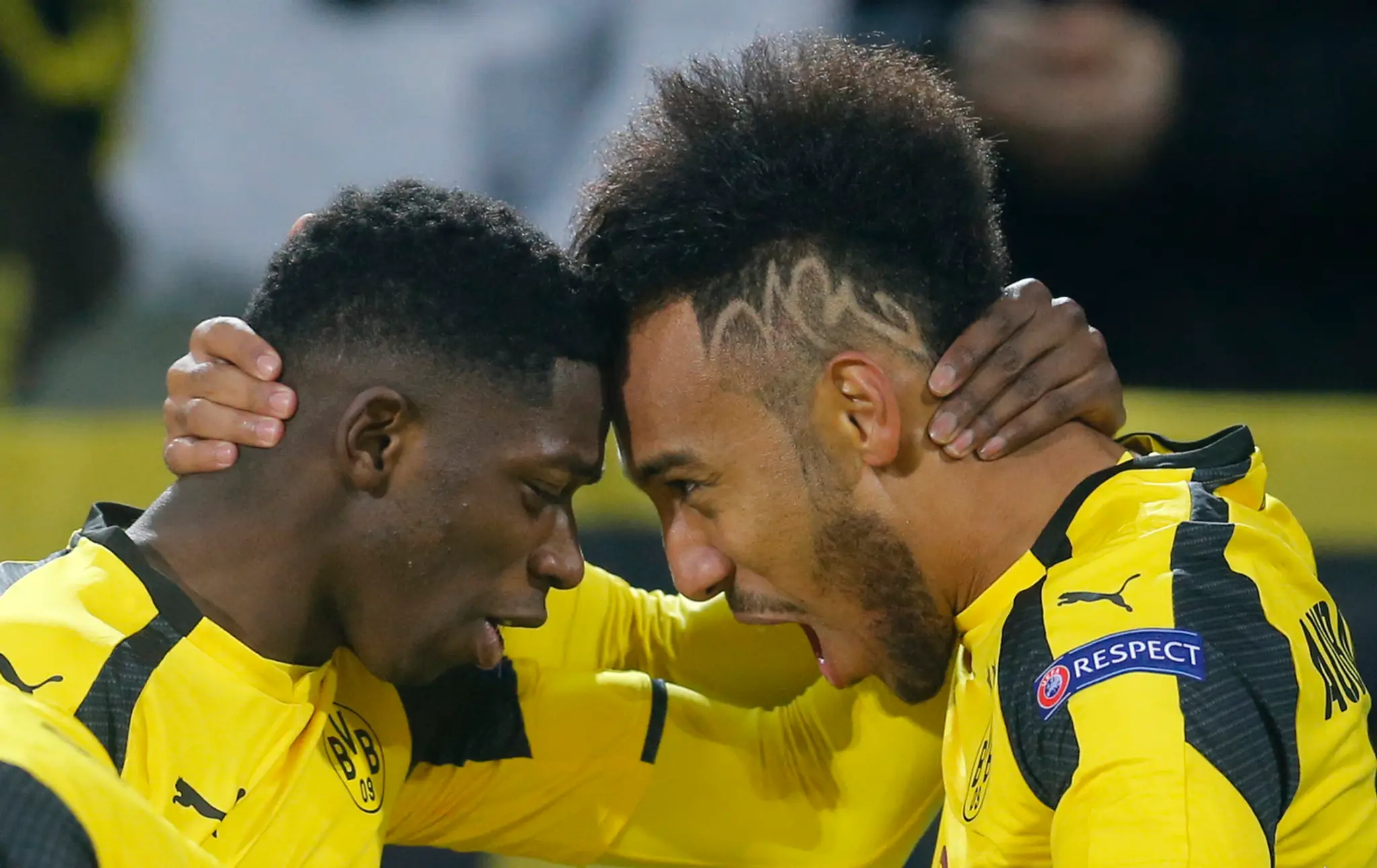 Ousmane Dembélé (vľavo) sa so spoluhráčom z Dortmundu Pierre-Emerickom Aubameyangom raduje z gólu proti Benfice v odvete osemfin