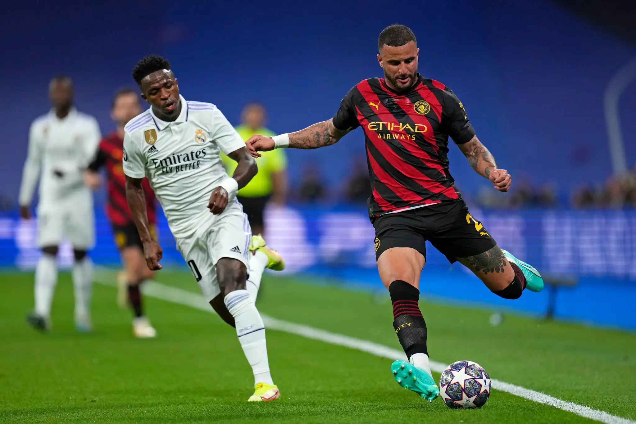 Kyle Walker (pri lopte) v súboji s Viníciusom