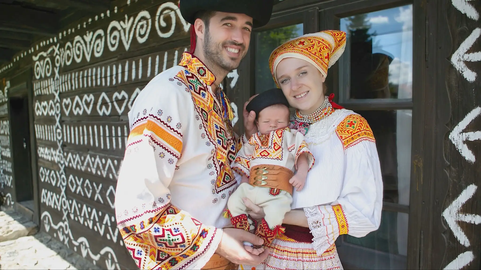 Slovenka šije kroje a fotí v nich bábätká.