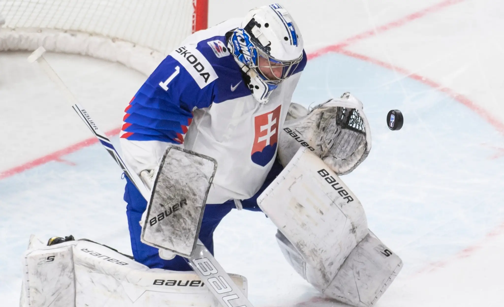 Slovenský brankár Marek Čiliak počas zápasu v základnej A-skupine Rusko - Slovensko.