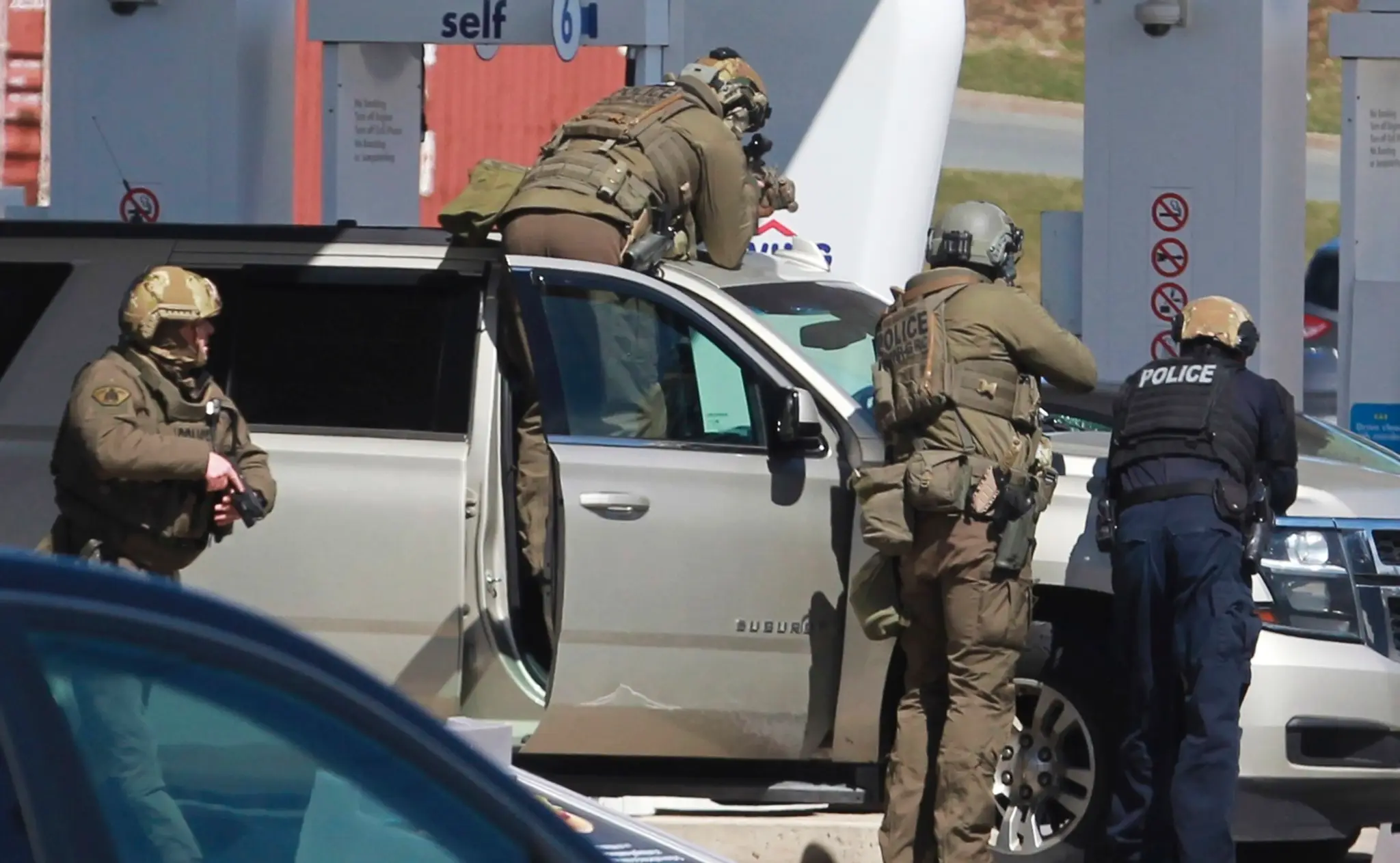 Policajti obkľúčili podozrivú čerpaciu stanicu v Enfielde, kanadskej provincii Nové Škótsko.