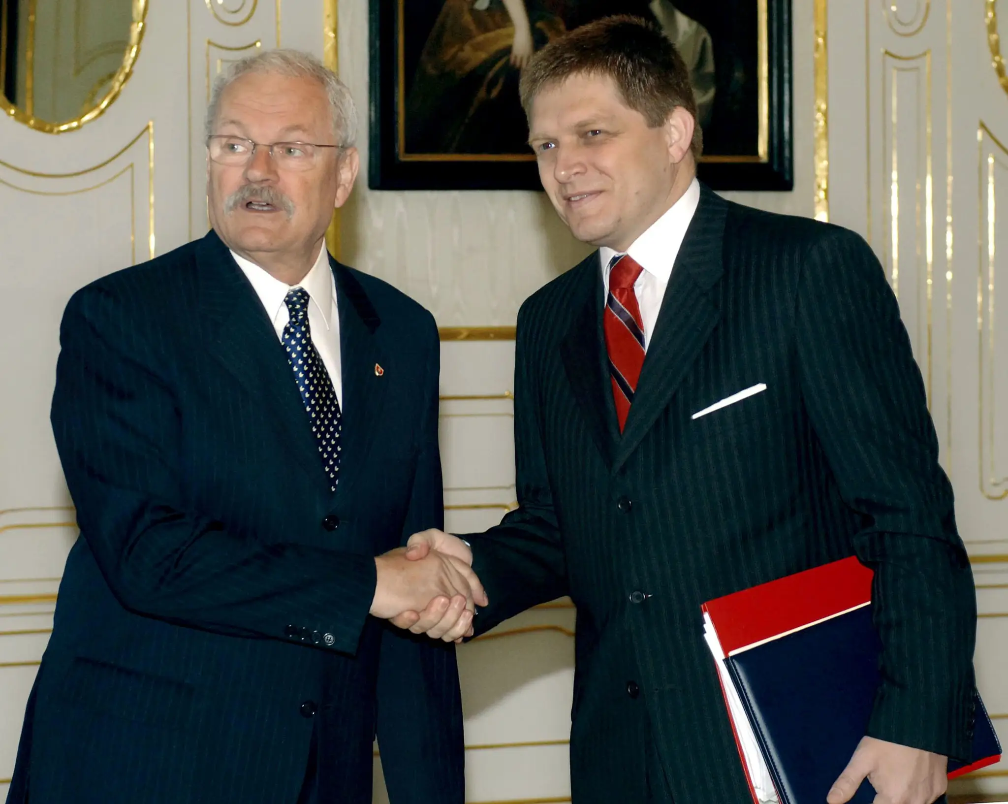 Predseda Smeru-SD Robert Fico 3. júla 2006 v Prezidentskom paláci v Bratislave prezidentovi SR Ivanovi Gašparovičovi predložil návrh zloženia novej vlády.