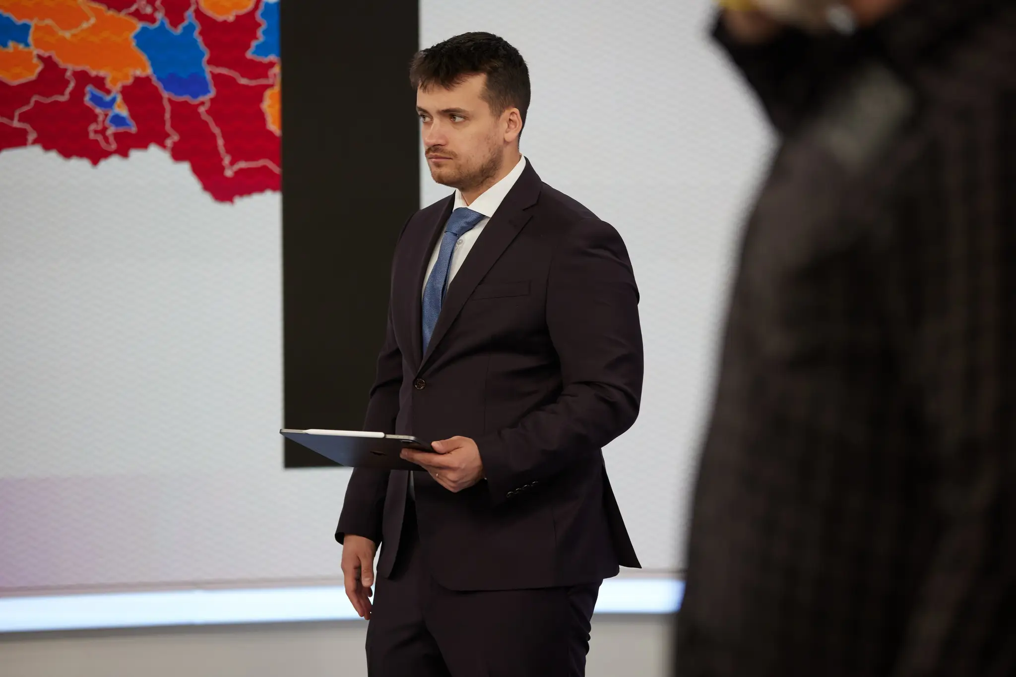 Prípravy na volebnú noc s Adelom Ghannamom.
