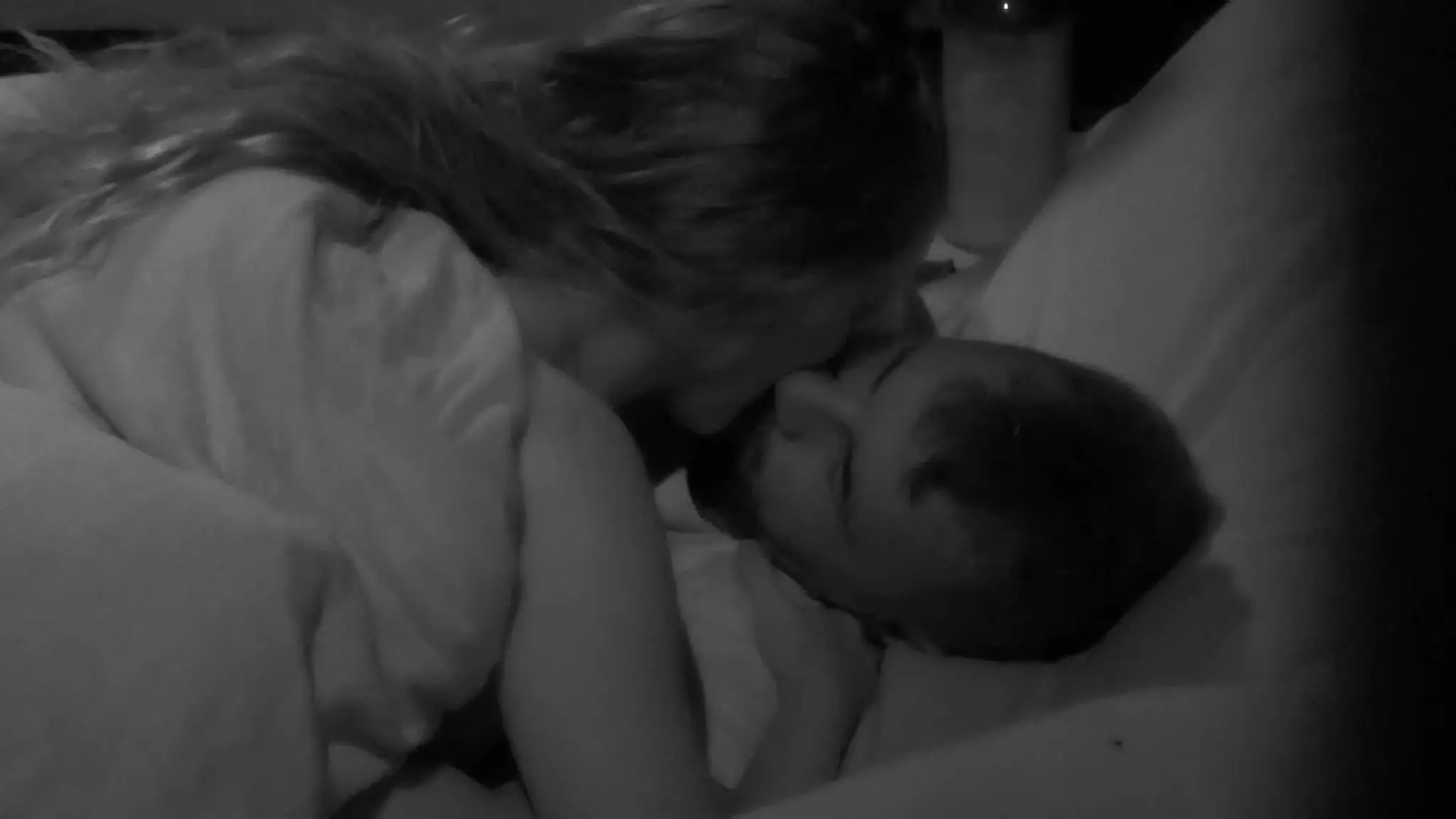 Farma 17 - Laura a Miňo v posteli
