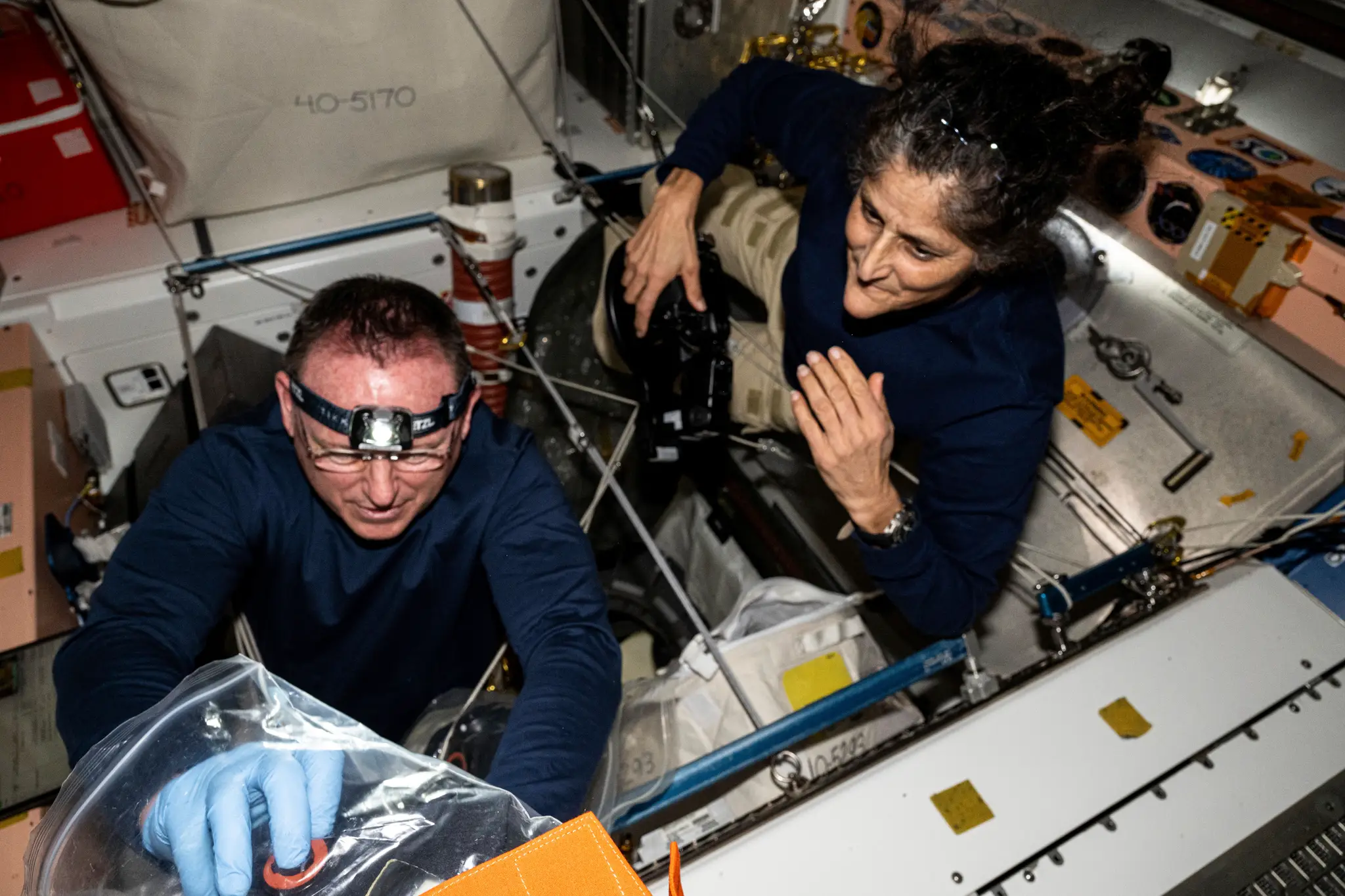 Astronauti, ktorí uviazli na ISS, už poznajú dátum návratu na Zem