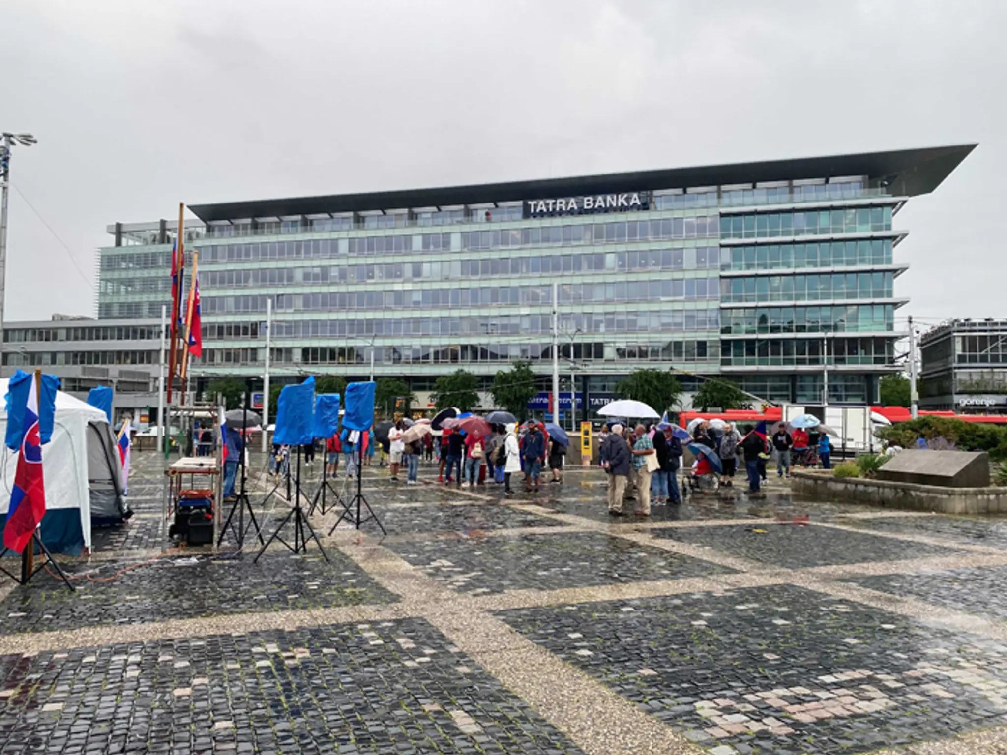 Protest pred Prezidentským palácom.