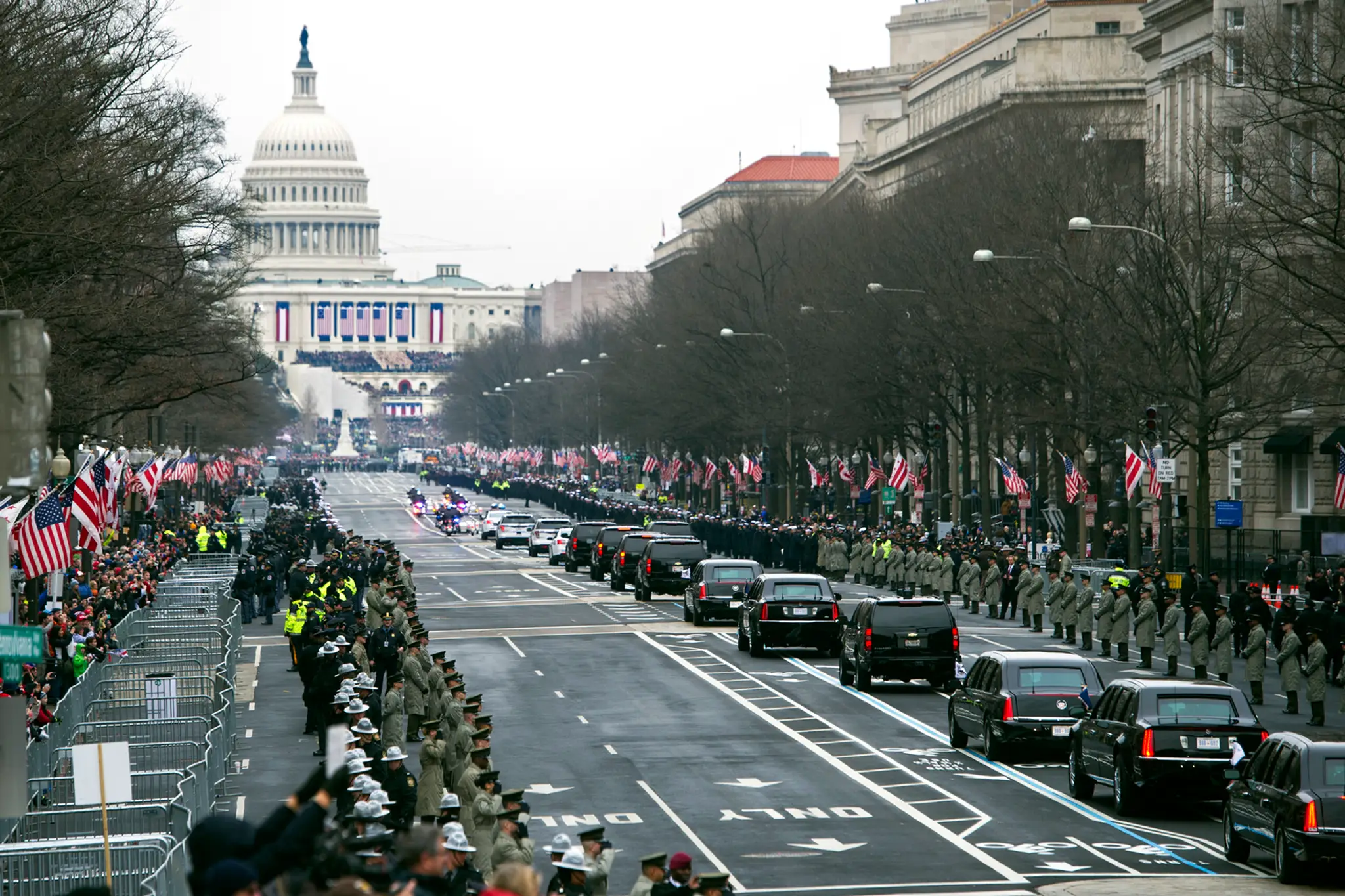 Kolóna aút s Donaldom Trumpom a Barackom Obamom prechádza po aleji Pennsylvania Avenue do Kapitolu na inauguráciu 45. prezidenta