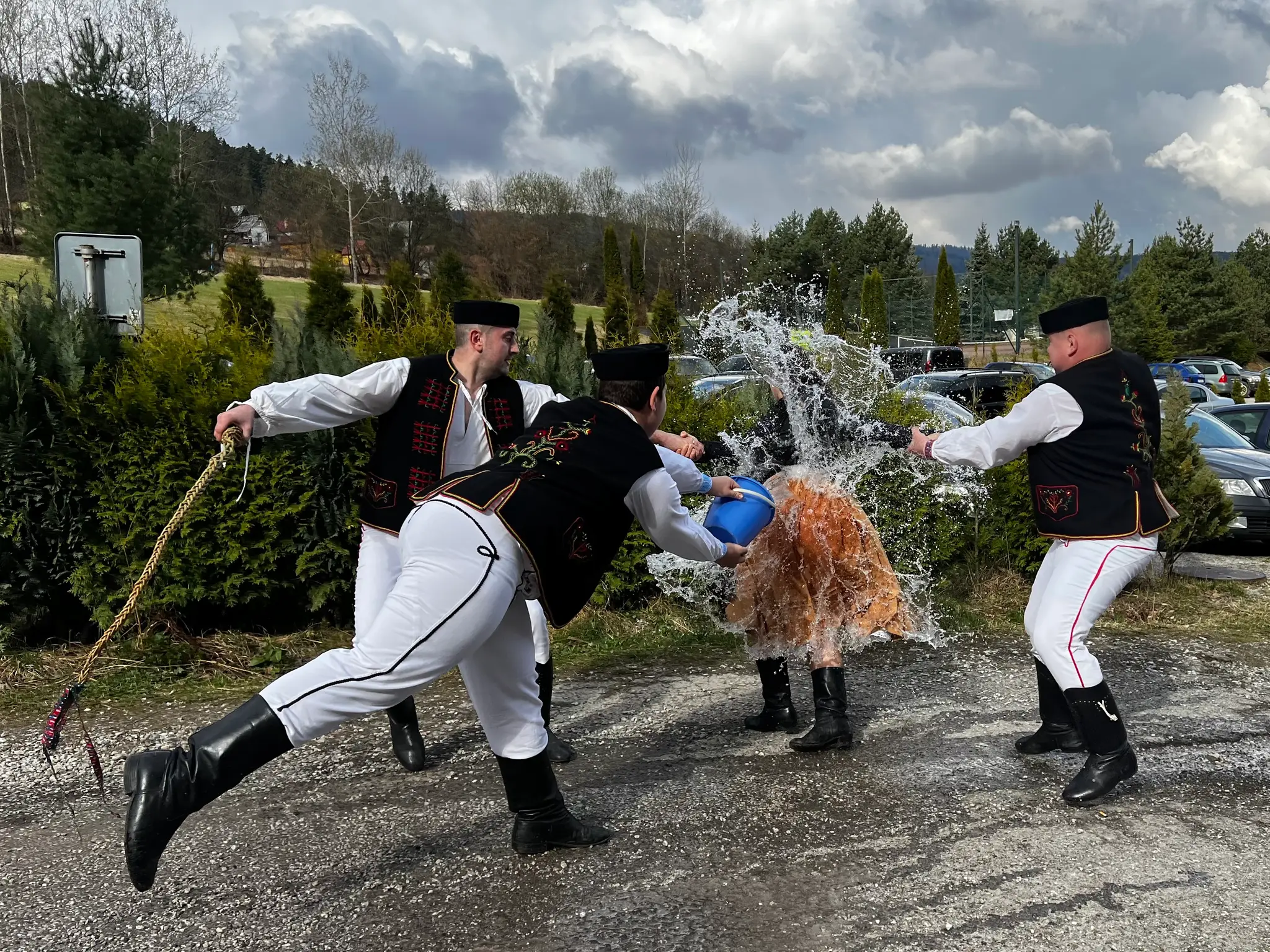 Členovia Folklórneho súboru Krompašan z Krompách oblievali a šibali svoje kolegyne nielen v meste, ale i v susednej obci Slovinky.