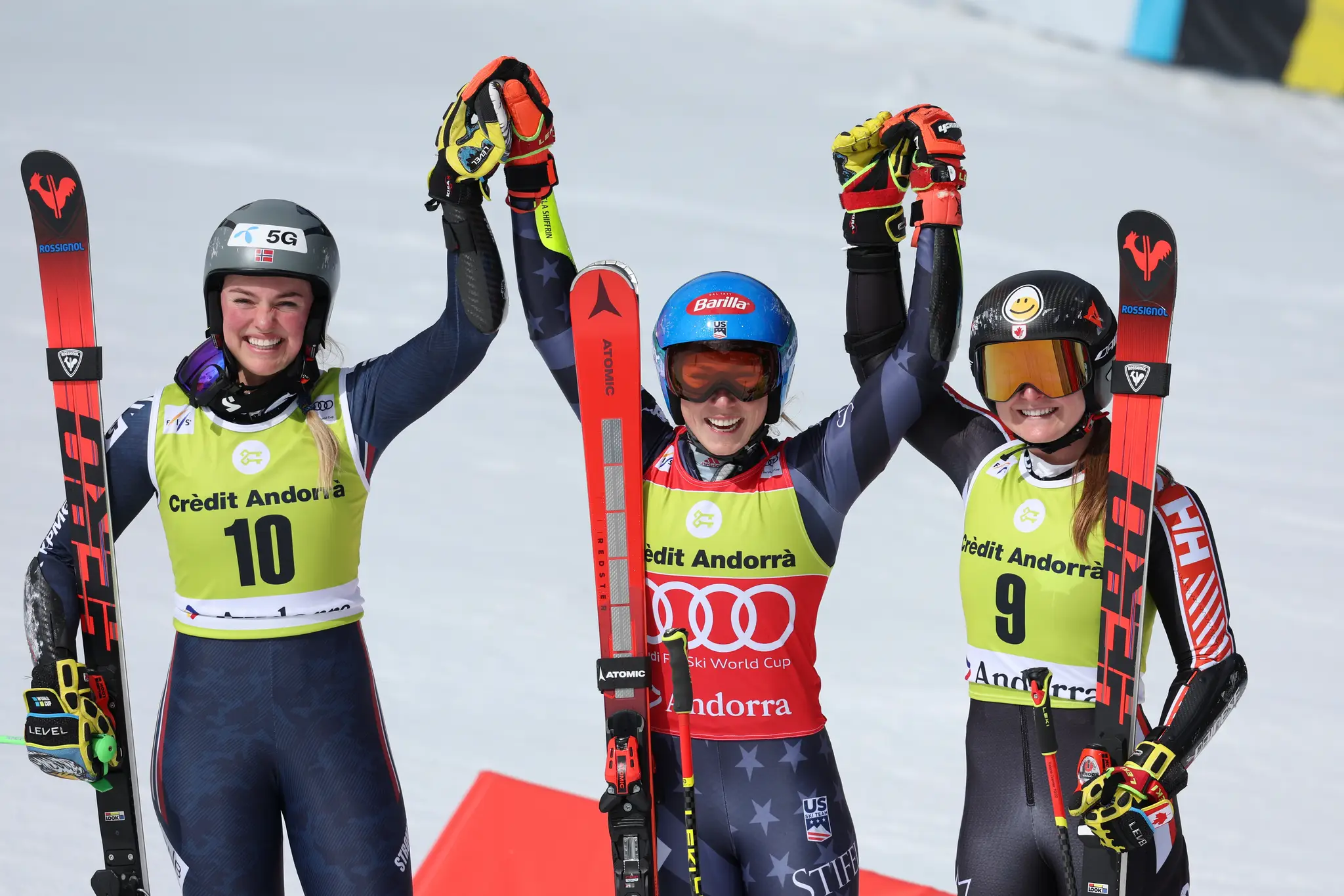Na snímke americká lyžiarka Mikaela Shiffrinová (uprostred) sa raduje z víťazstva v obrovskom slalome na finálovom podujatí Svetového pohára 19. marca 2023 v andorrskom Soldeu.