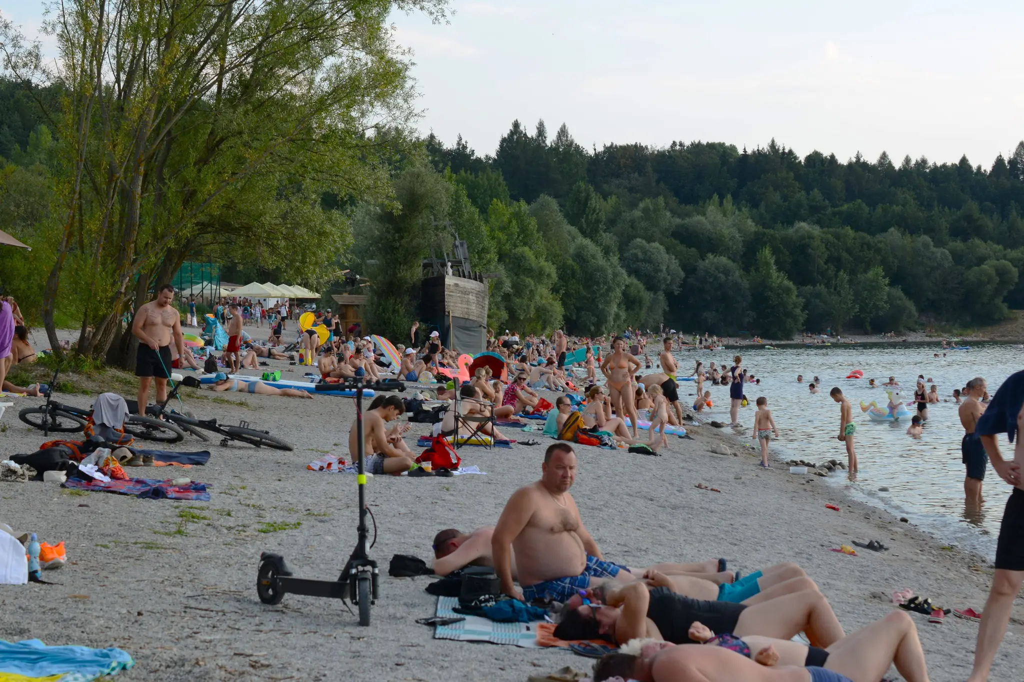 Mestská pláž v Liptovskom Mikuláši počas horúčav 